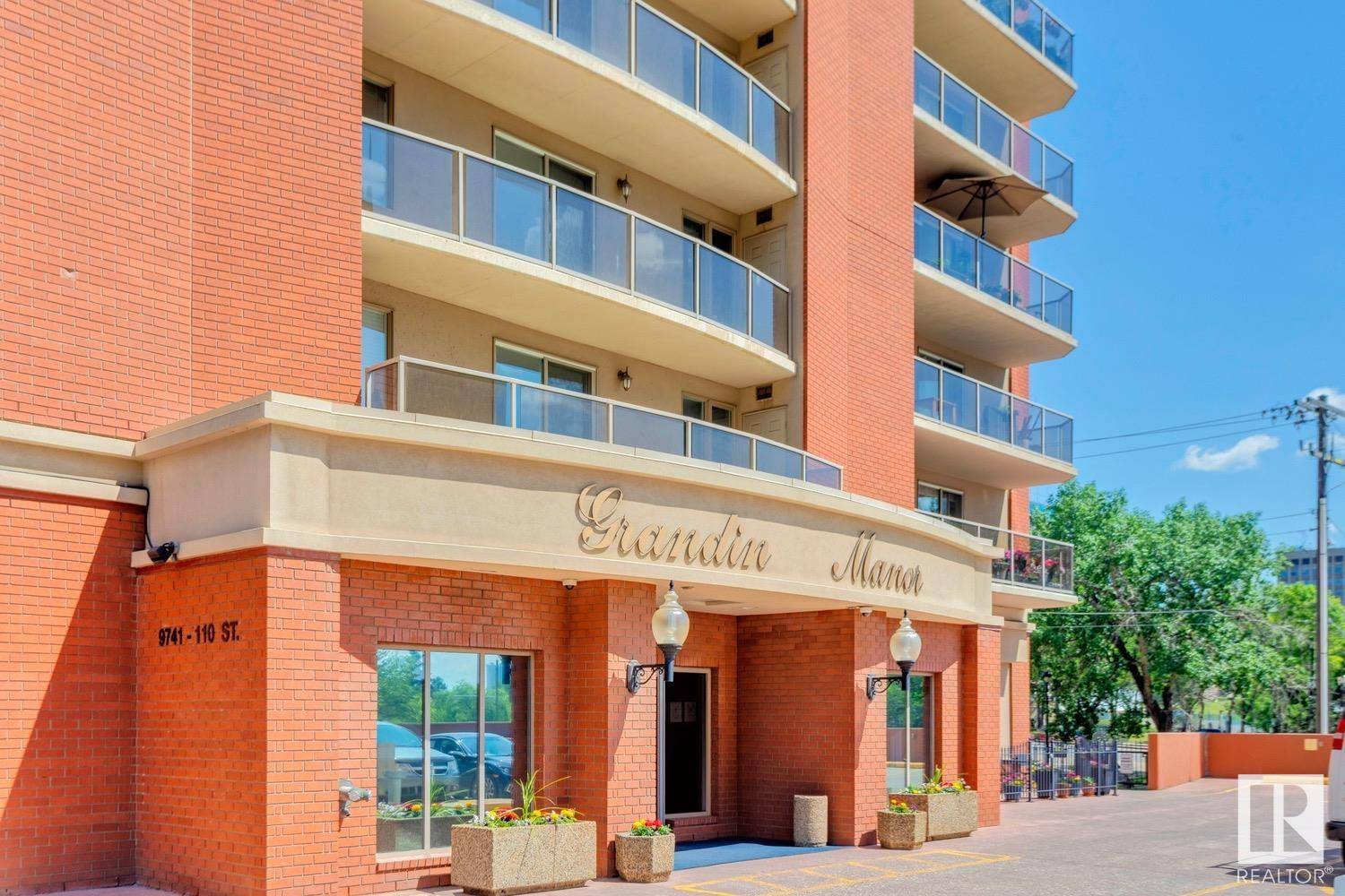 Edmonton, AB T5K 2V8,#1004 9741 110 ST NW
