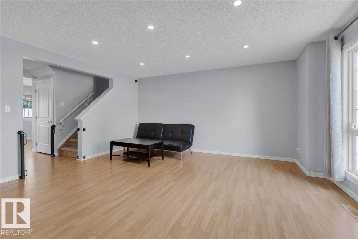 Edmonton, AB T5Z 3W4,8647 173 AV NW