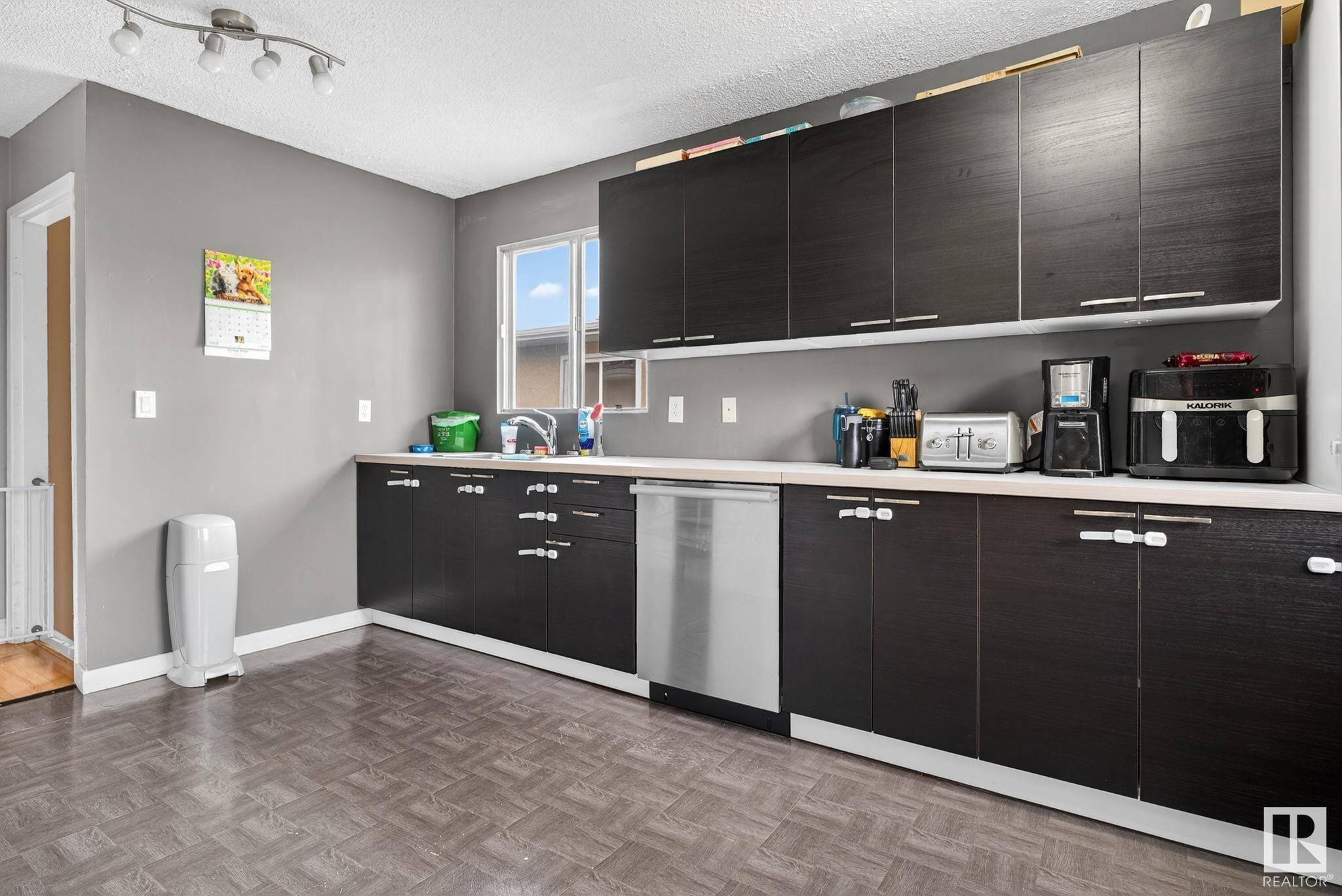 Edmonton, AB T5W 4R9,11418 32 ST NW