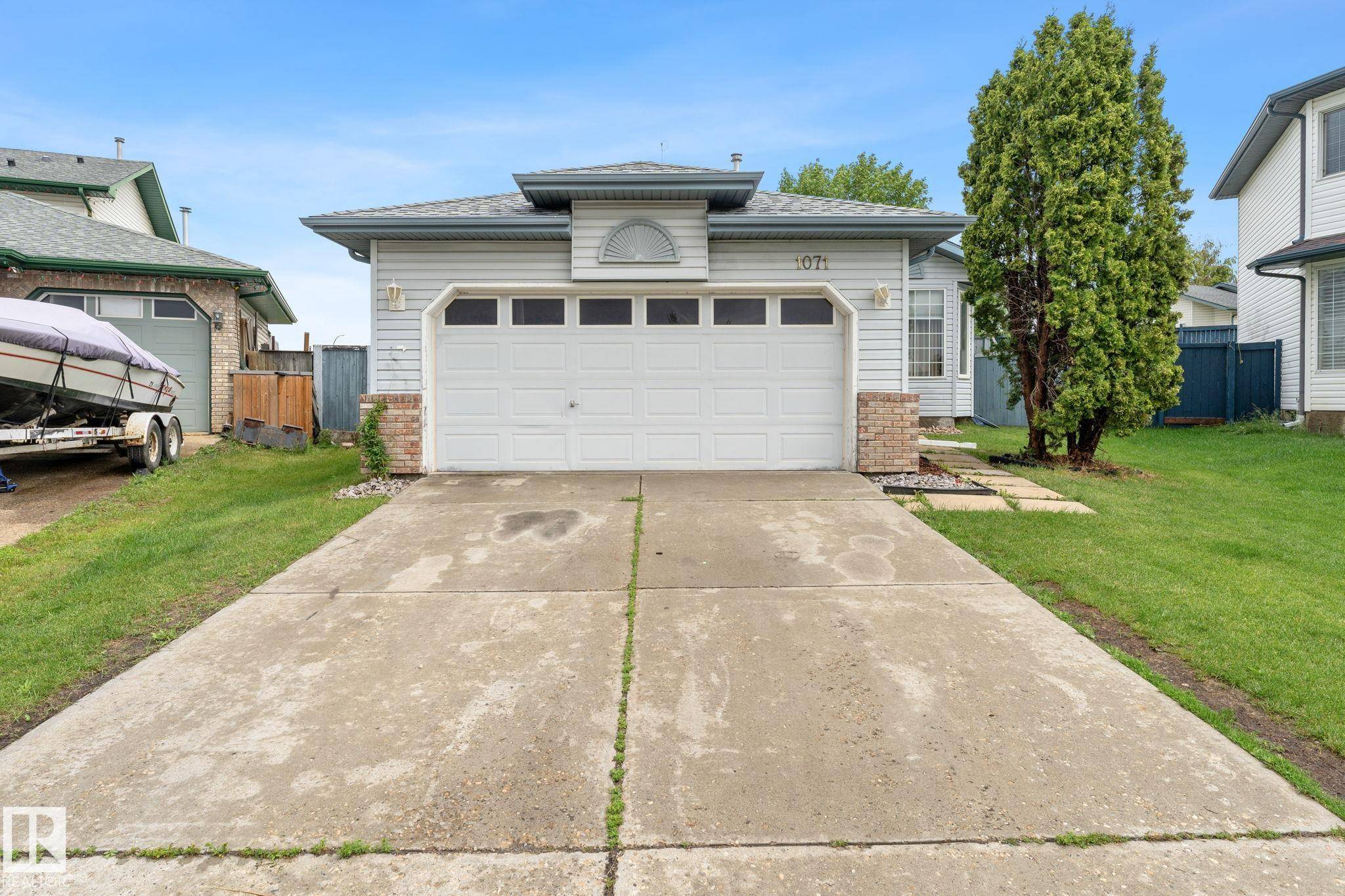 Edmonton, AB T6L 6Y1,1071 JONES CR NW