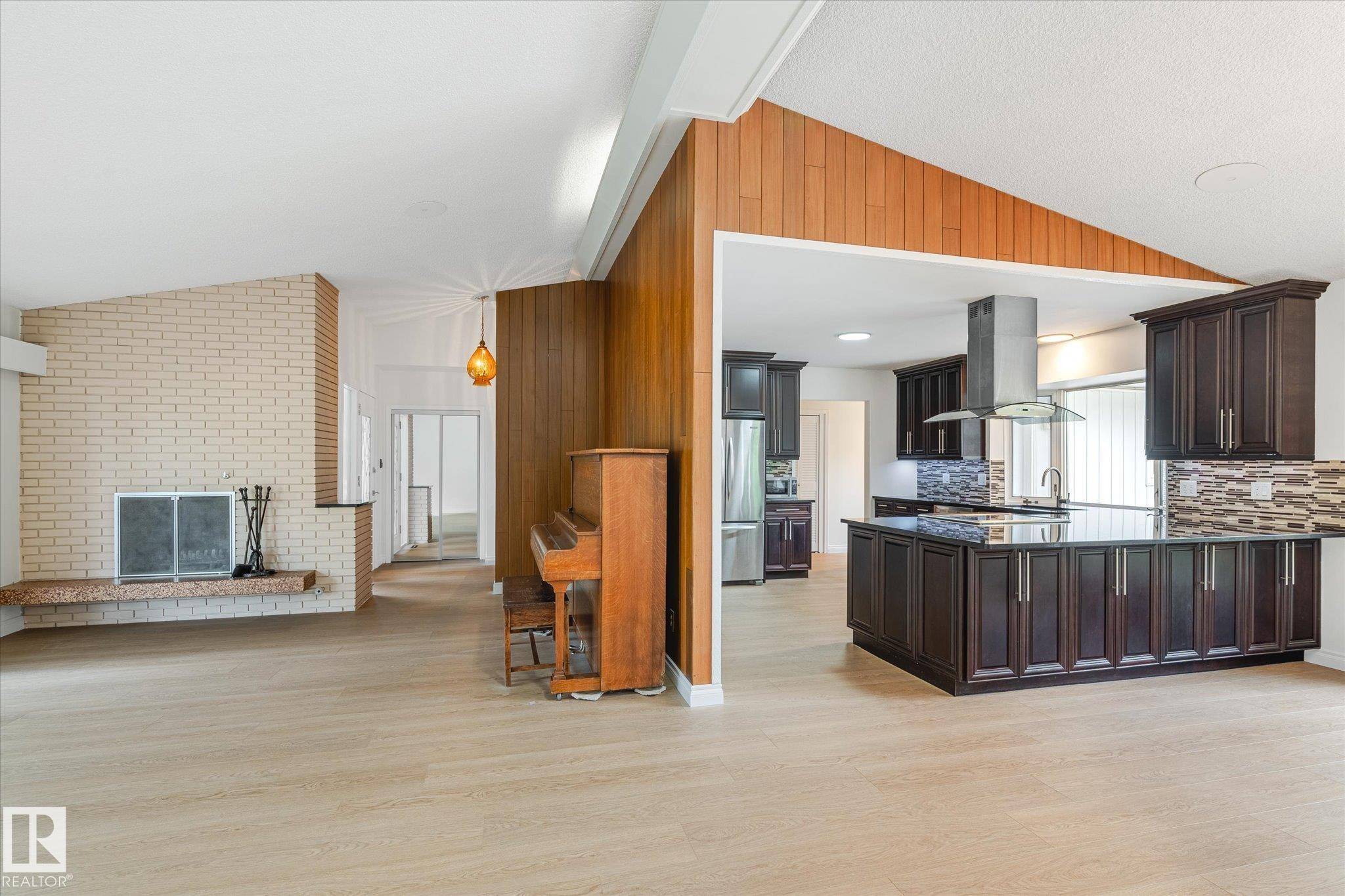 Edmonton, AB T5R 4T3,13823 90 AV NW
