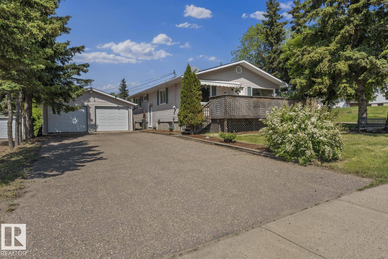 1002 11 AV, Cold Lake, AB T9M 1J1