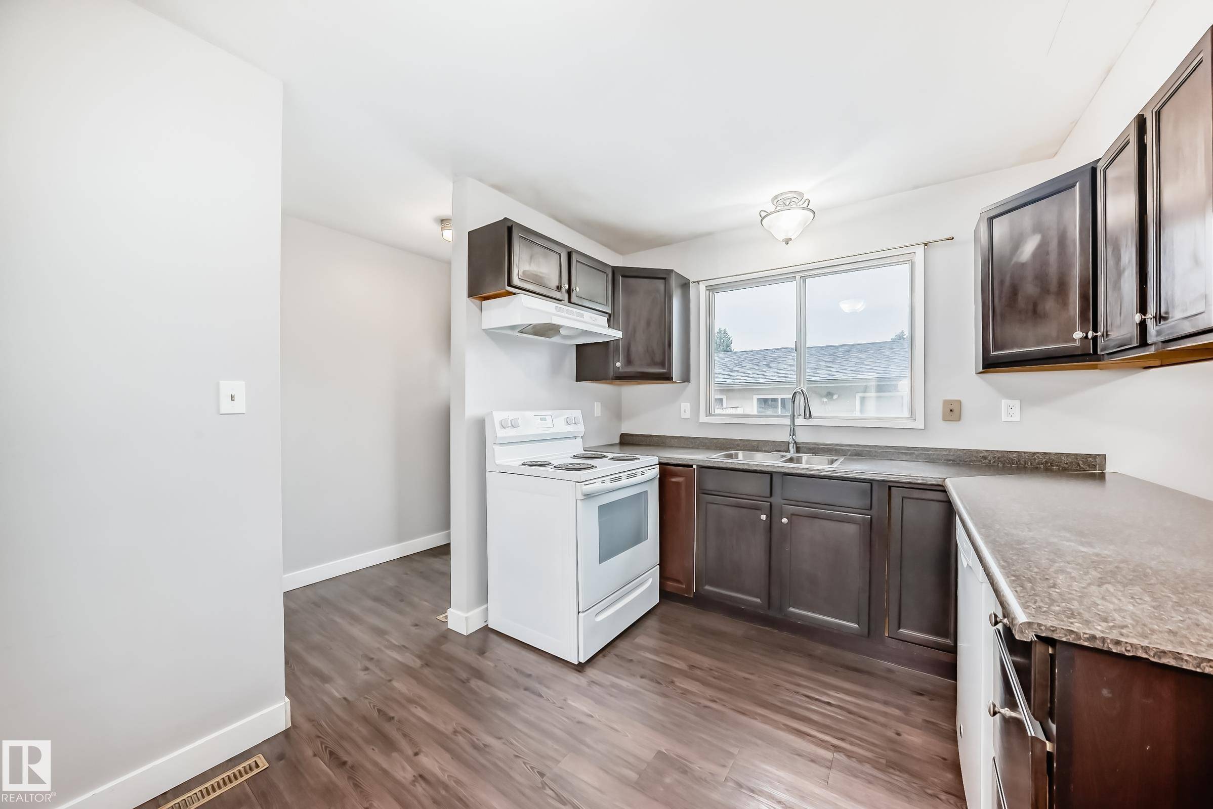 Edmonton, AB T5C 2V2,6804 149 AV NW