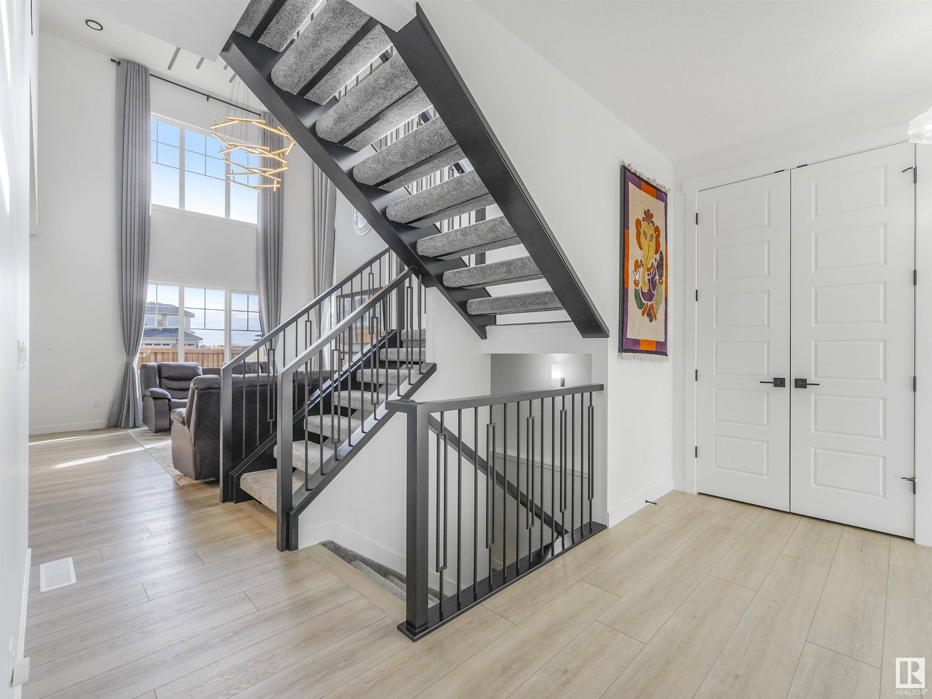 Edmonton, AB T6W 5C1,1581 HOWES PL SW