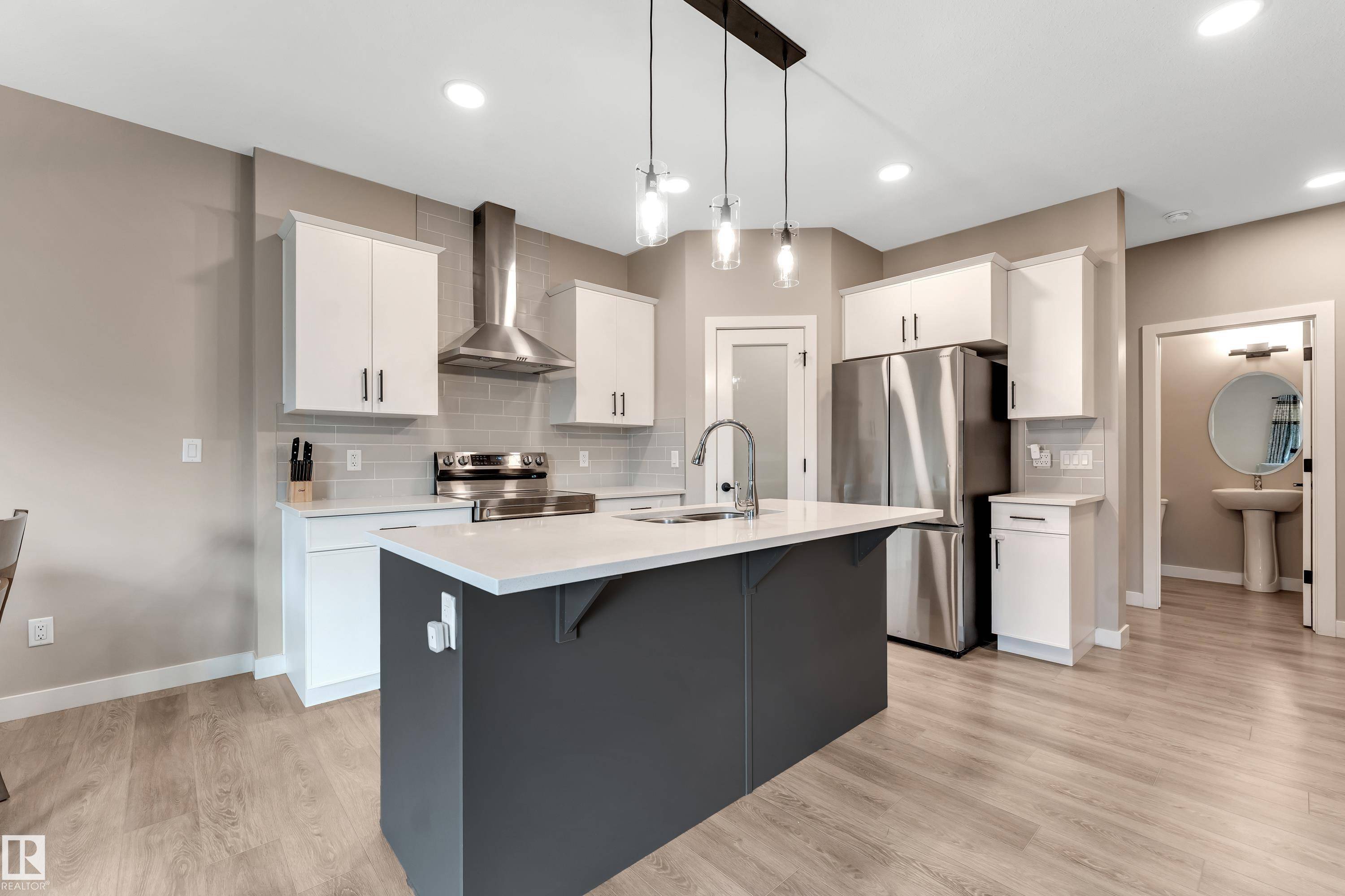 Edmonton, AB T6X 2Z6,9476 PEAR CR SW