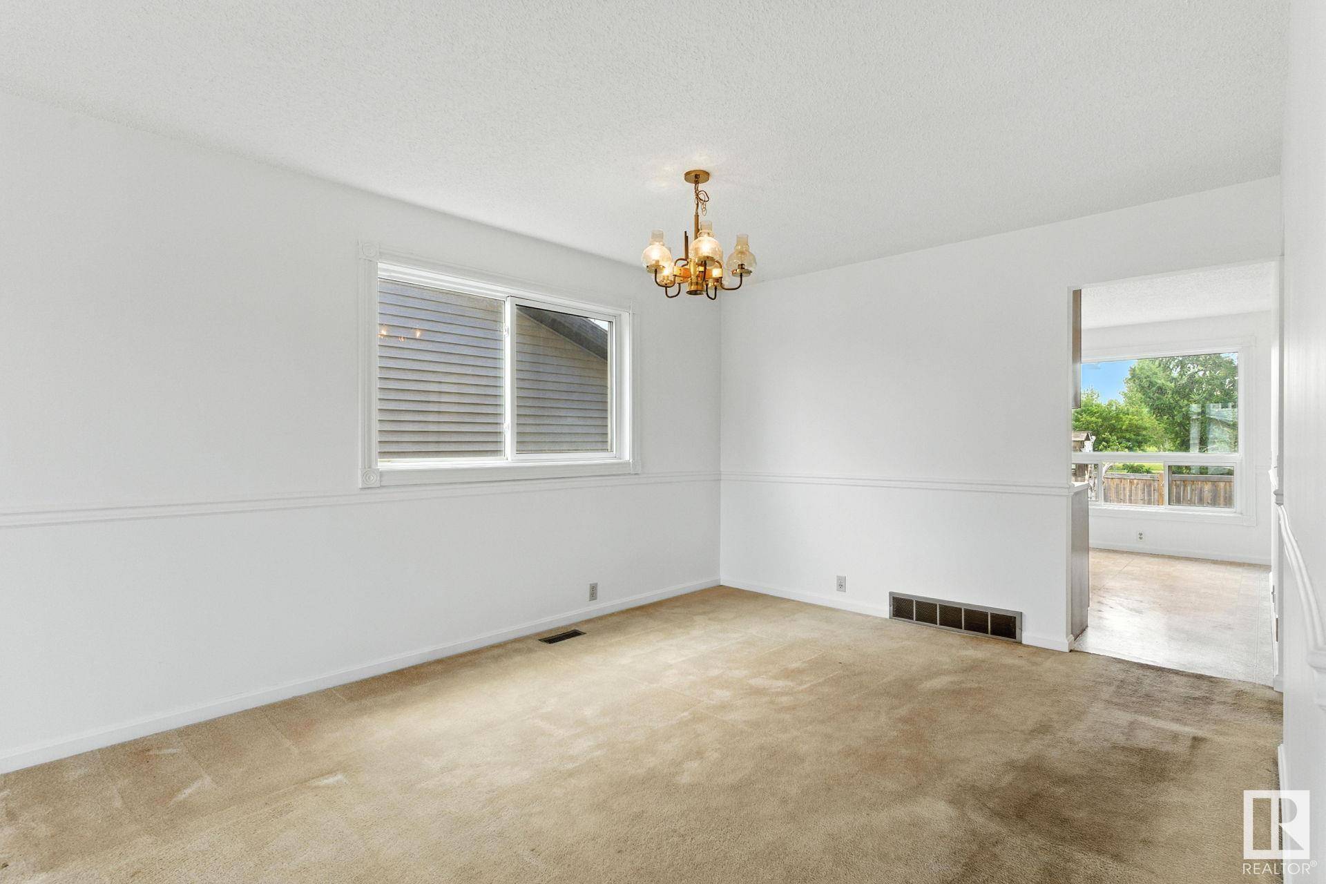 Edmonton, AB T5A 4V2,20 HOWSON CR NW