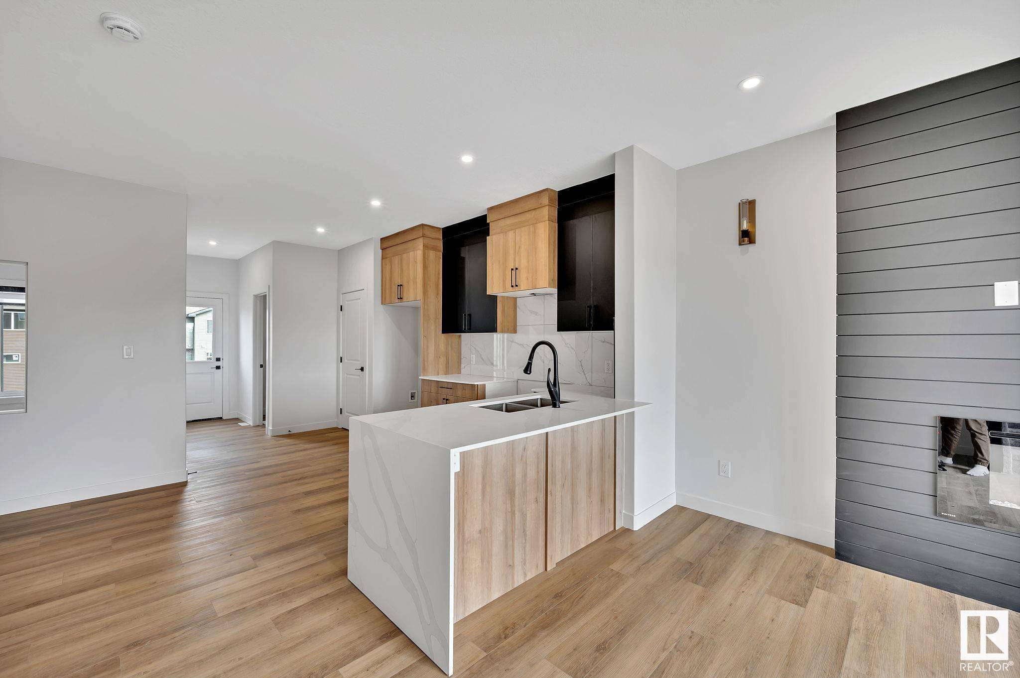 252 24 ST NW NW, Edmonton, AB T6X 3J1