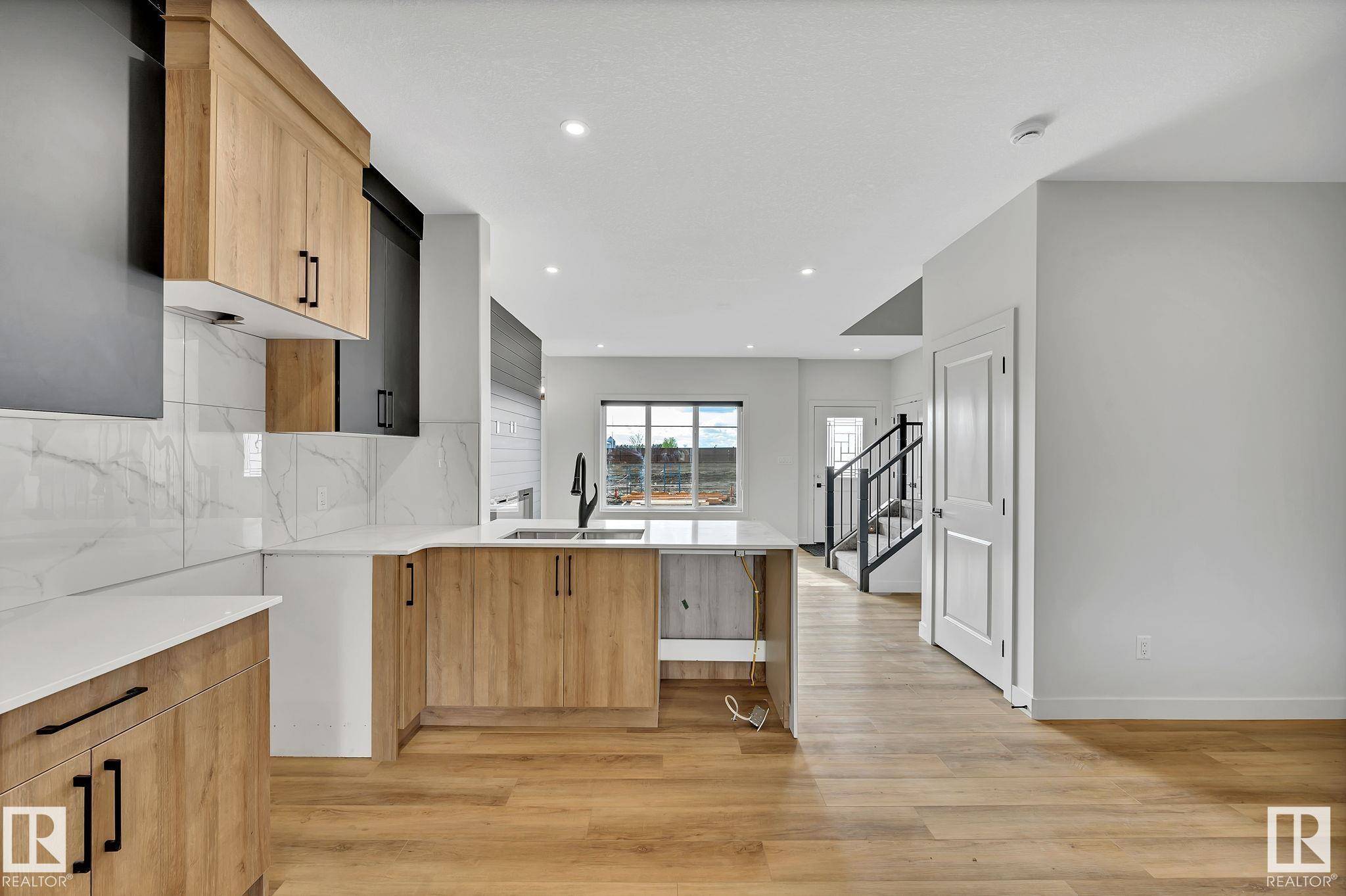 Edmonton, AB T6X 3J1,252 24 ST NW NW