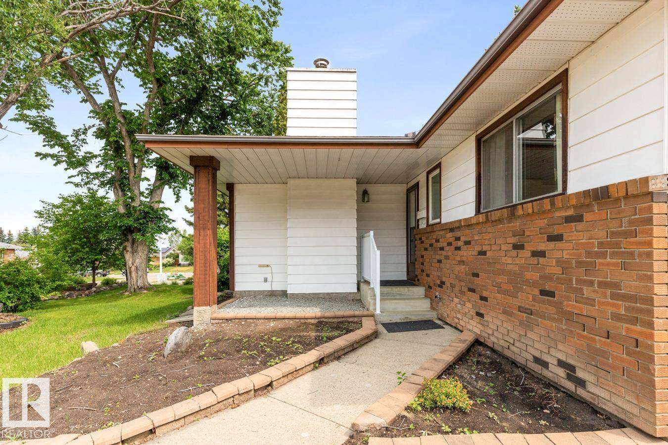 Edmonton, AB T6L 1R3,6407 37B Avenue NW