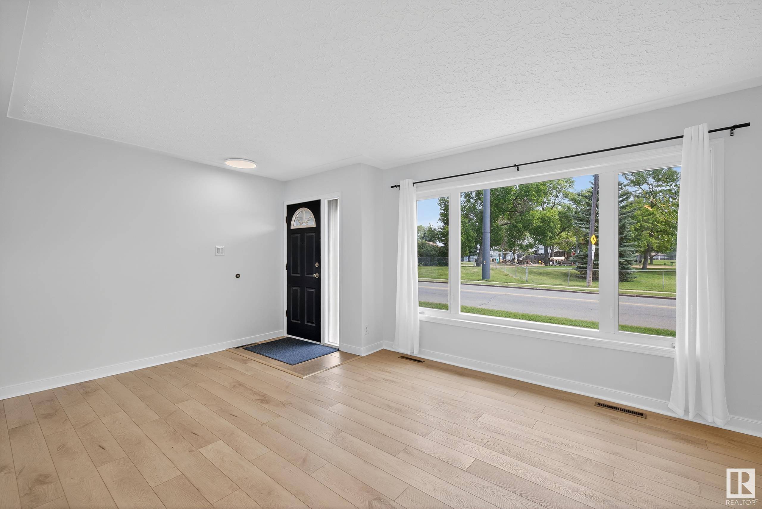 Edmonton, AB T5R 1Y4,8306 156 ST NW NW