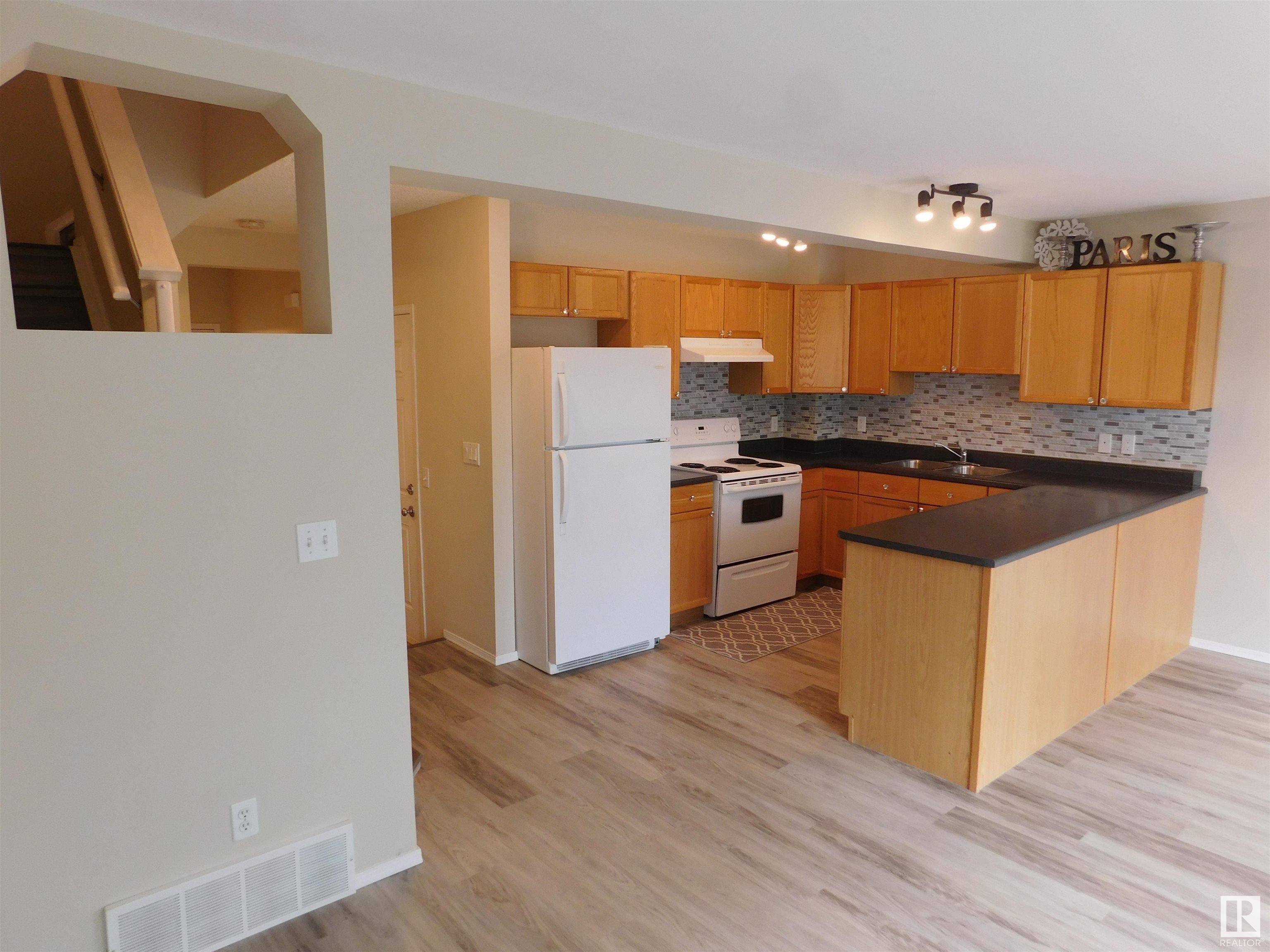 Edmonton, AB T6M 2Z1,5344 204 ST NW