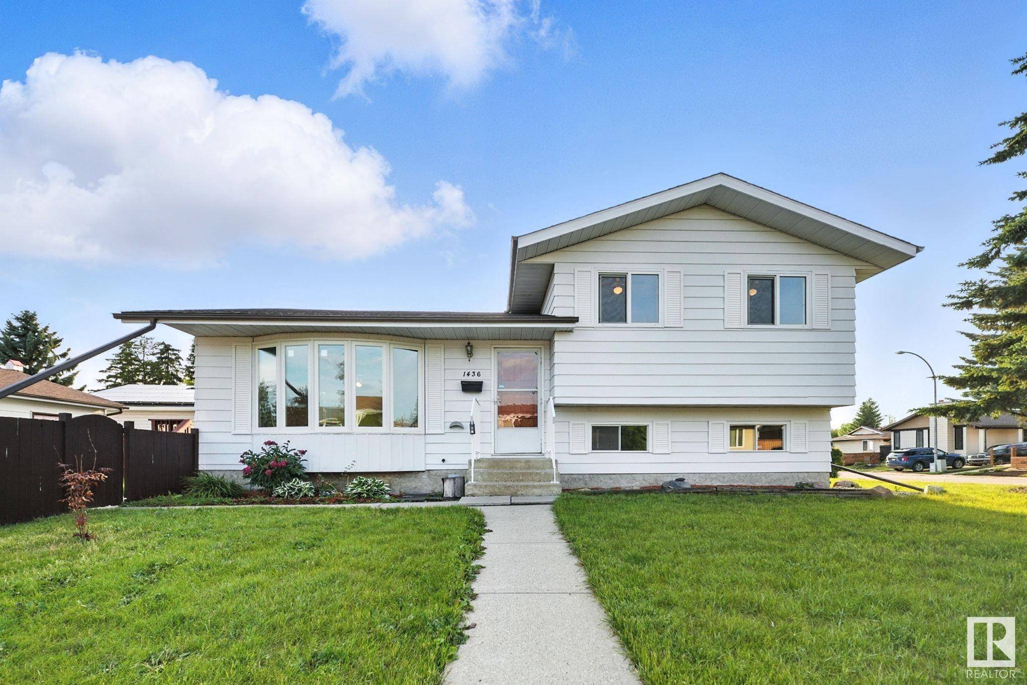 1436 63 ST NW, Edmonton, AB T6L 1X7