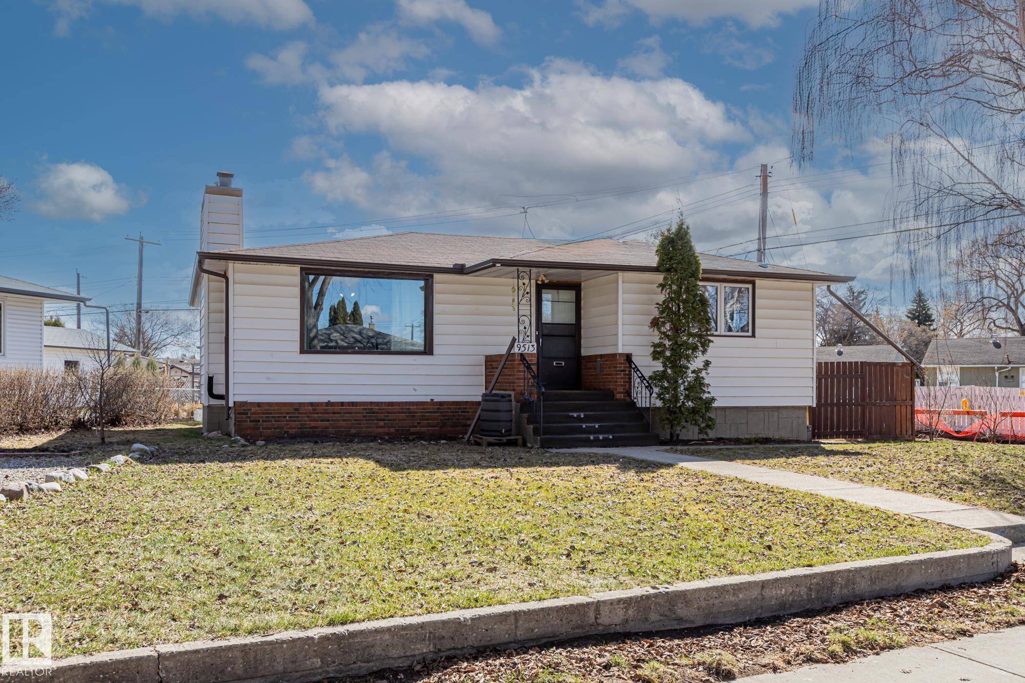 9513 81 ST NW, Edmonton, AB T6C 2W4