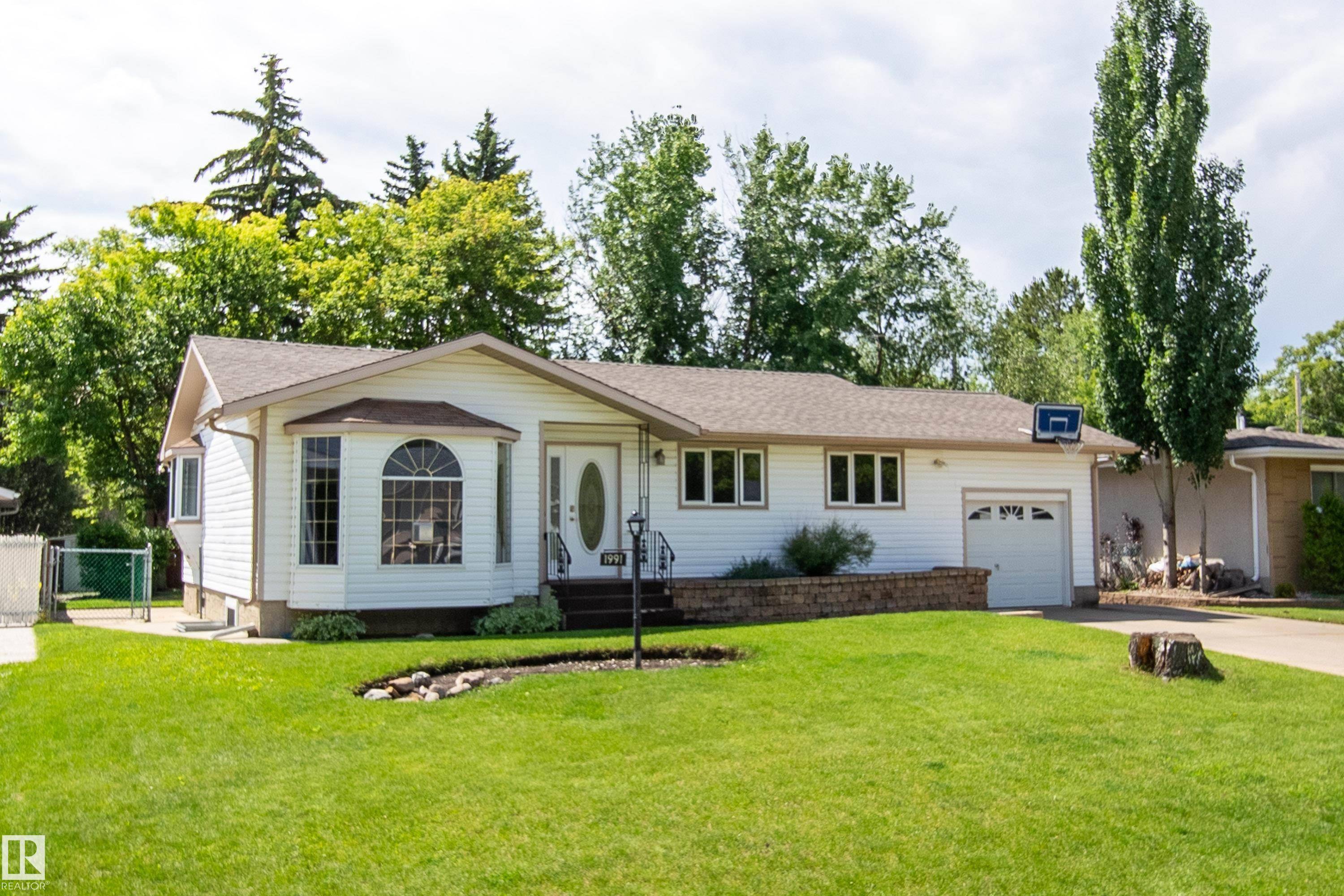 1991 Avondale CO, Sherwood Park, AB T8A 0Y1
