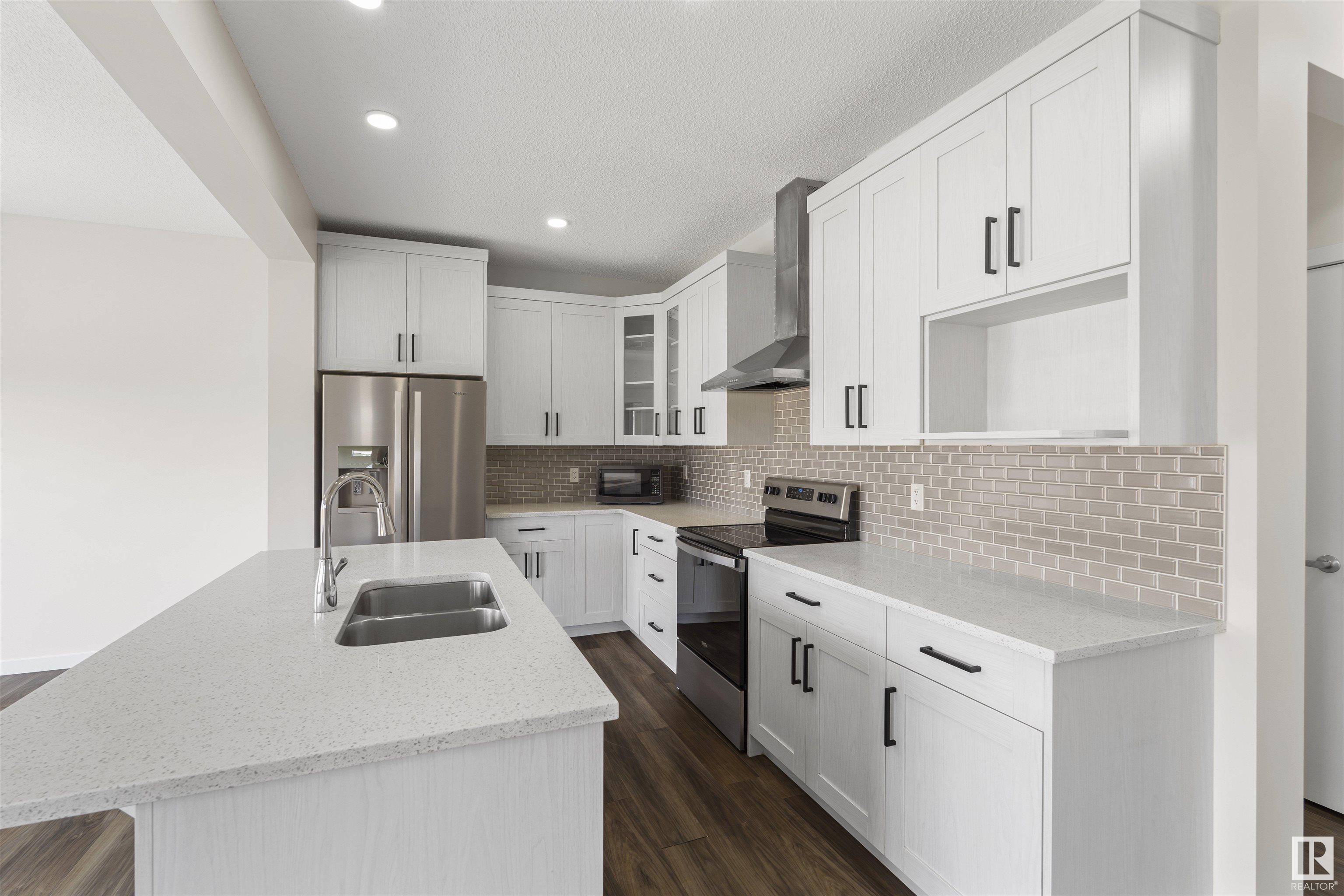 Edmonton, AB T6W 4E8,3303 CHECKNITA CM SW