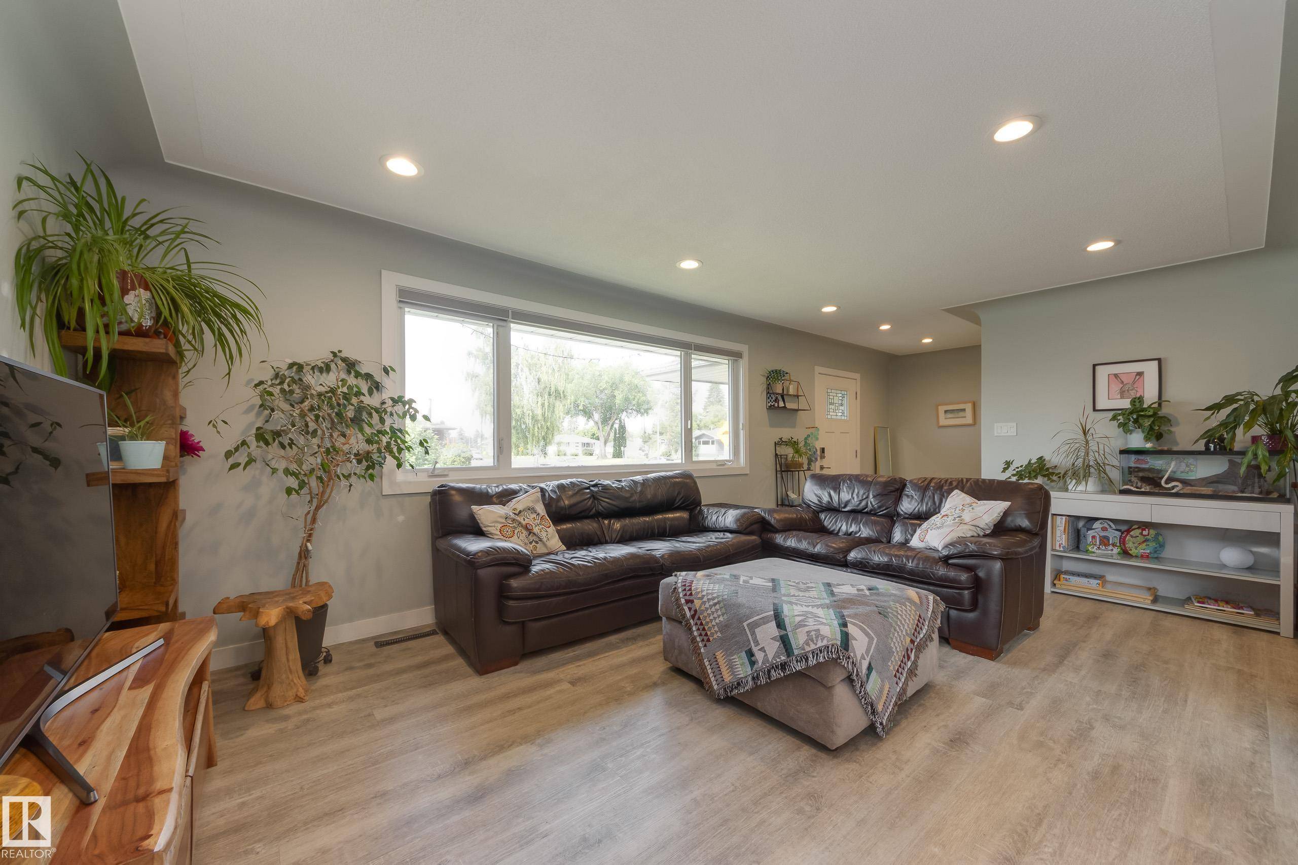Edmonton, AB T6B 1B9,7107 96B AV NW
