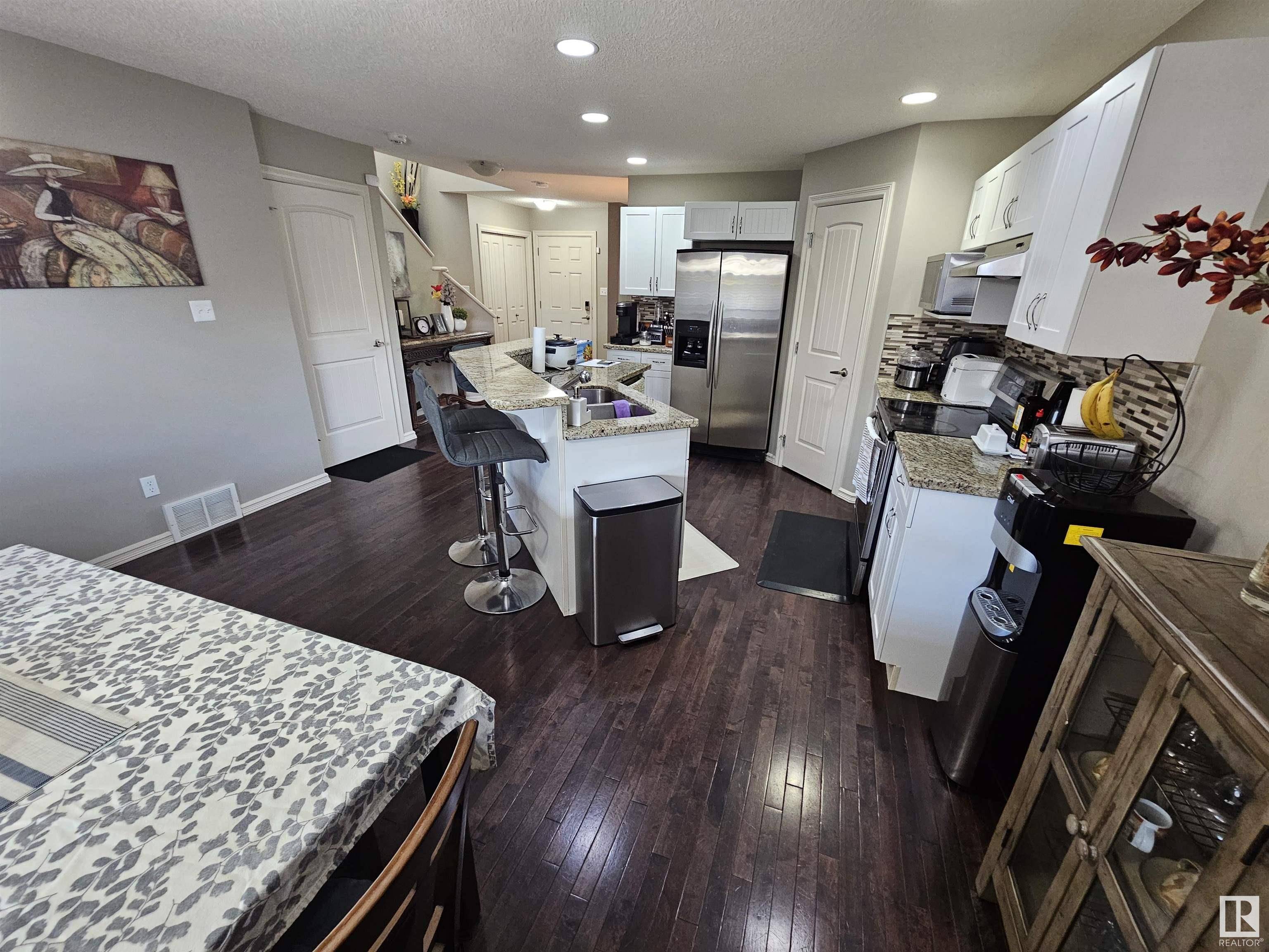 Edmonton, AB T6T 0E9,1123 36 AV NW
