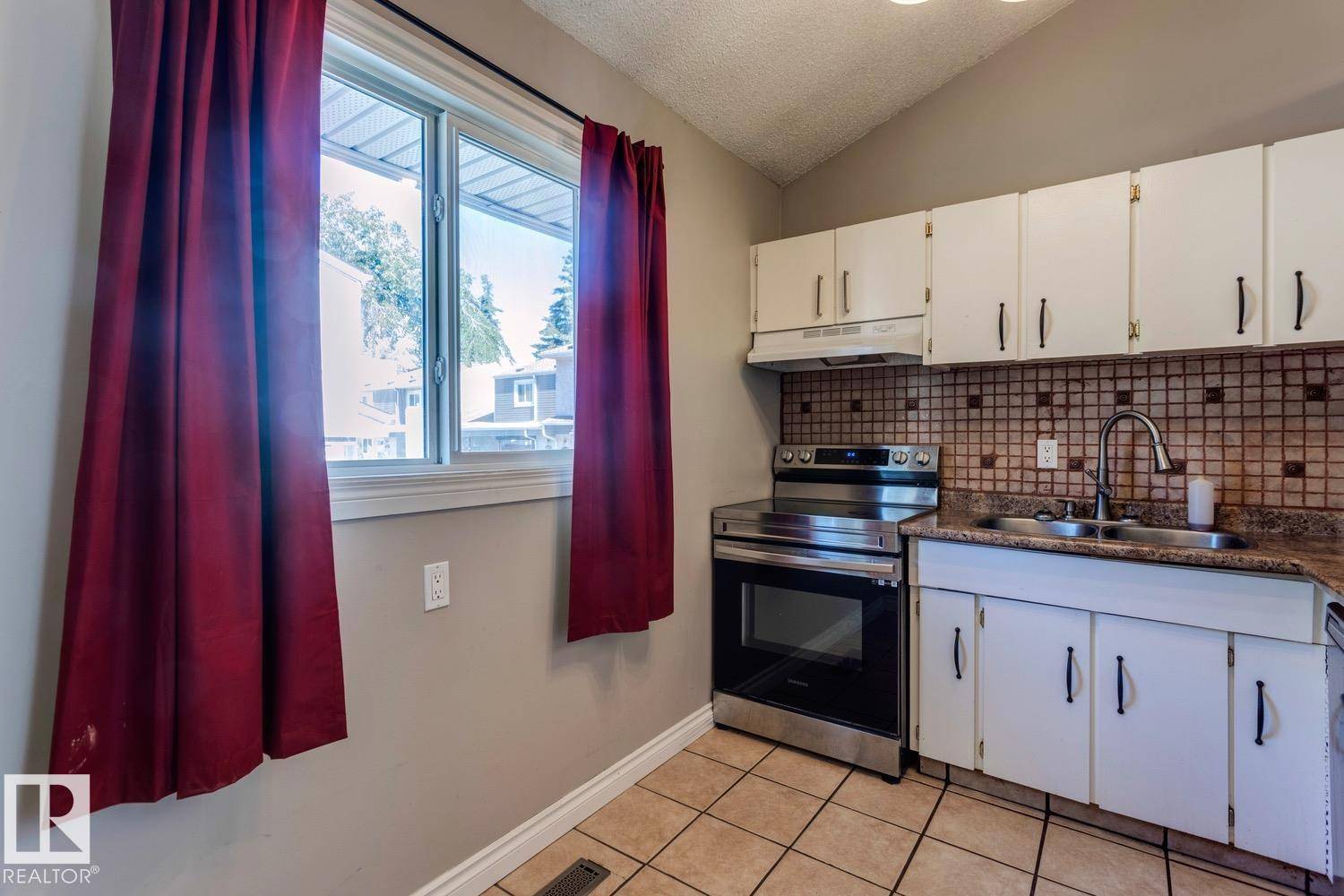 Edmonton, AB T6L 2B9,5620 19A AV NW