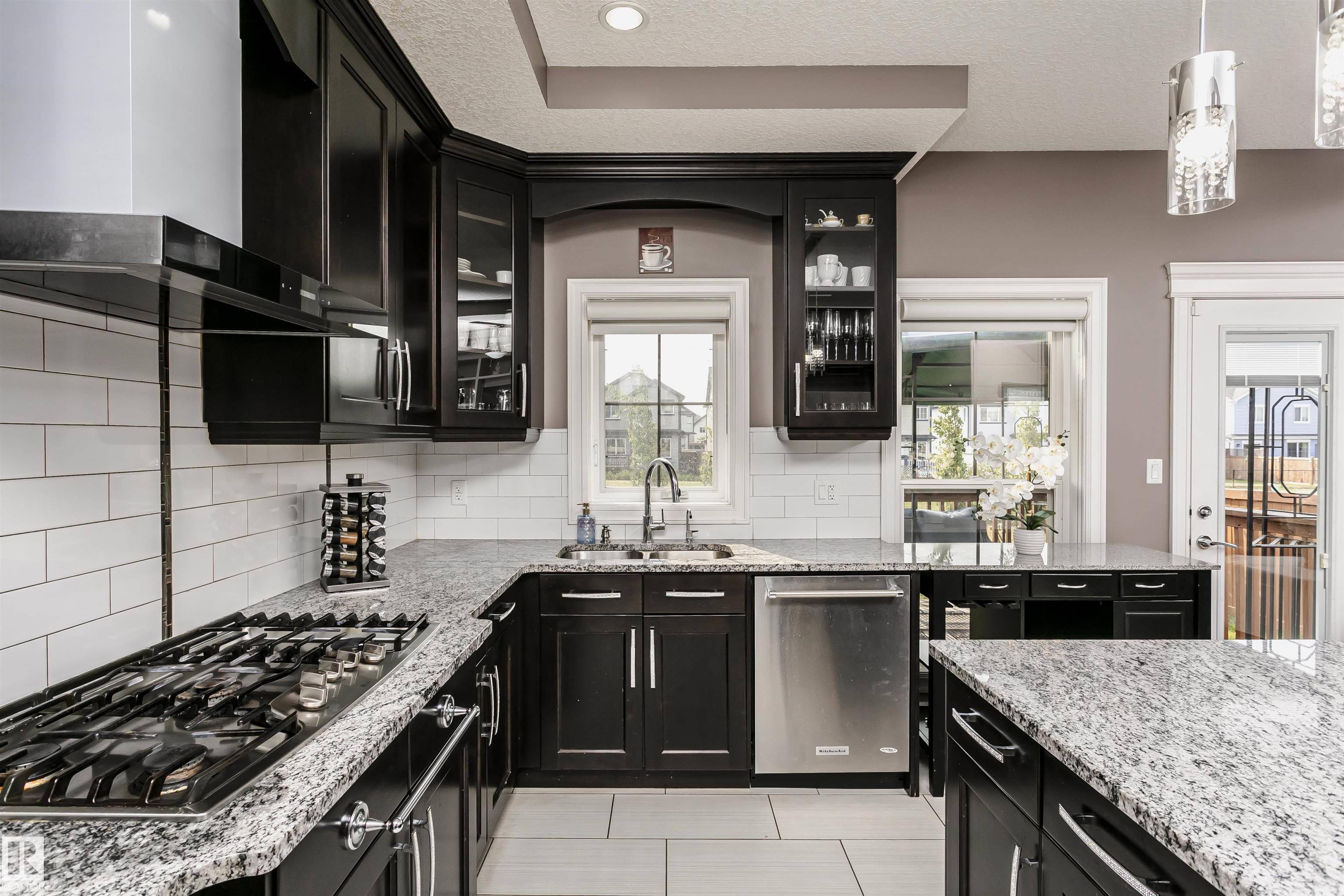 Edmonton, AB T6X 1Y1,5227 18 AV SW
