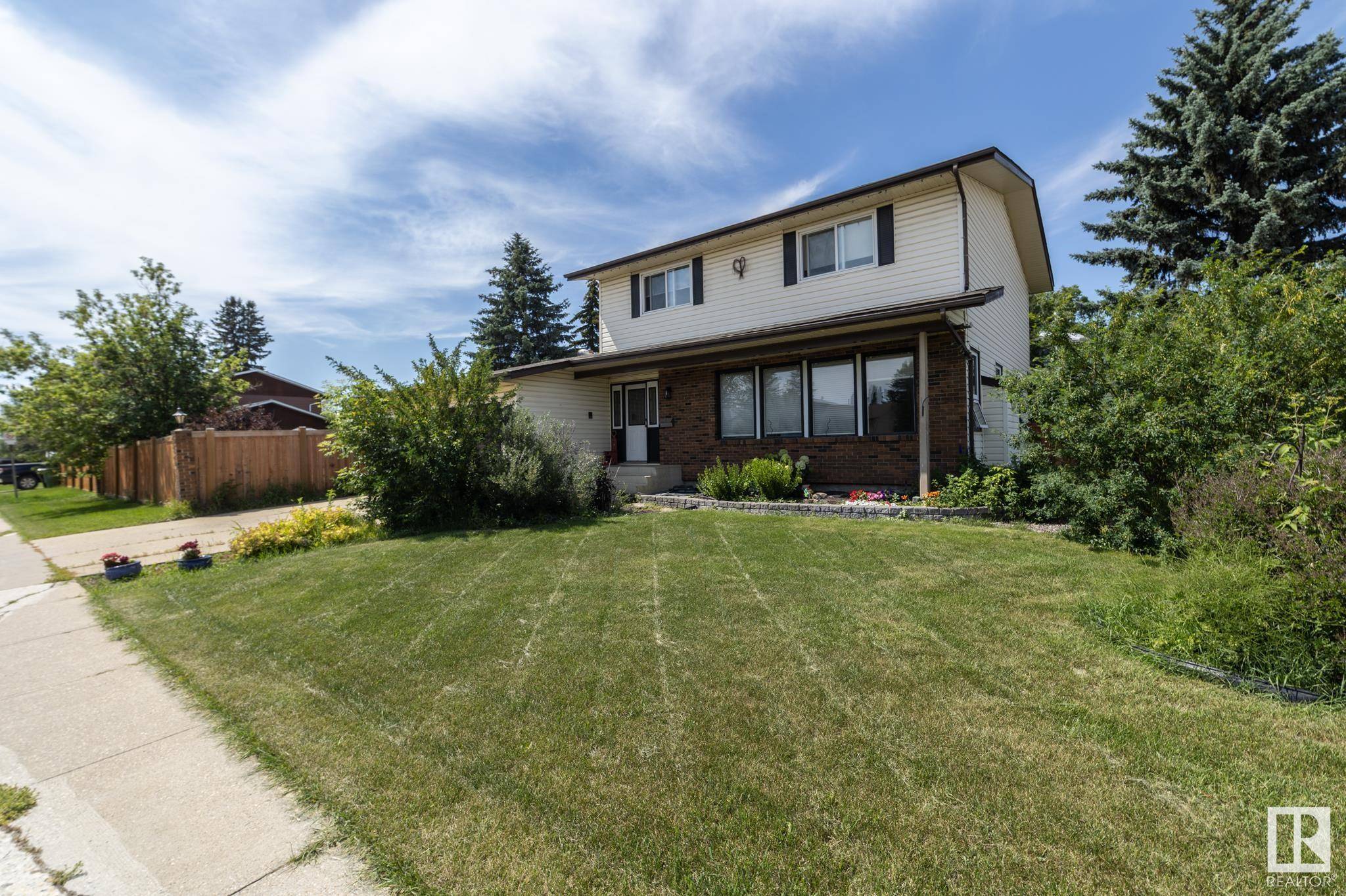 Edmonton, AB T6J 3P2,11728 28 AV NW