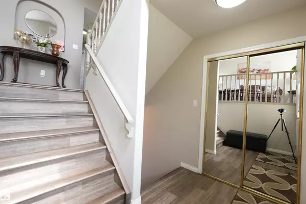Edmonton, AB T6L 7E2,2218 Kaufman Way NW