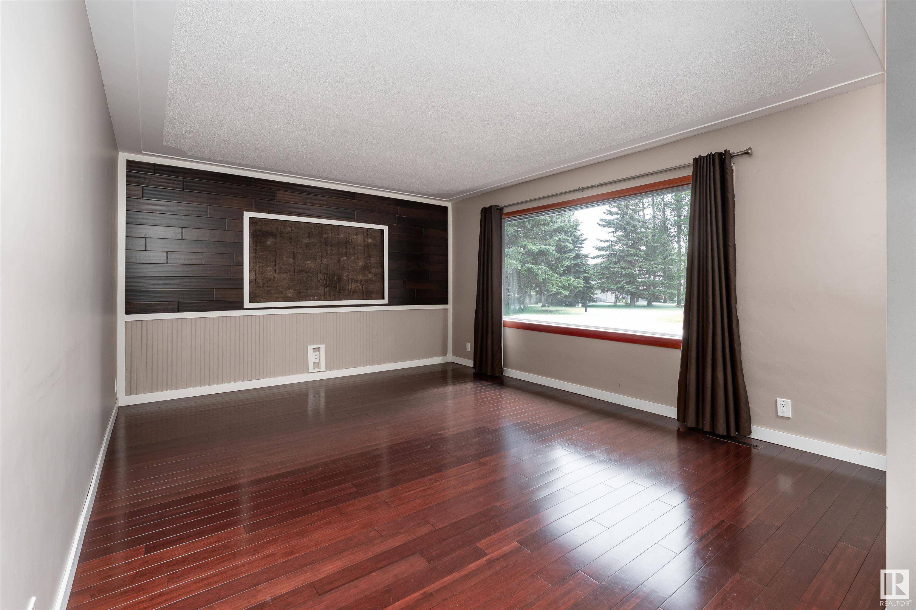 Edmonton, AB T5T 5X9,9712 209 ST NW