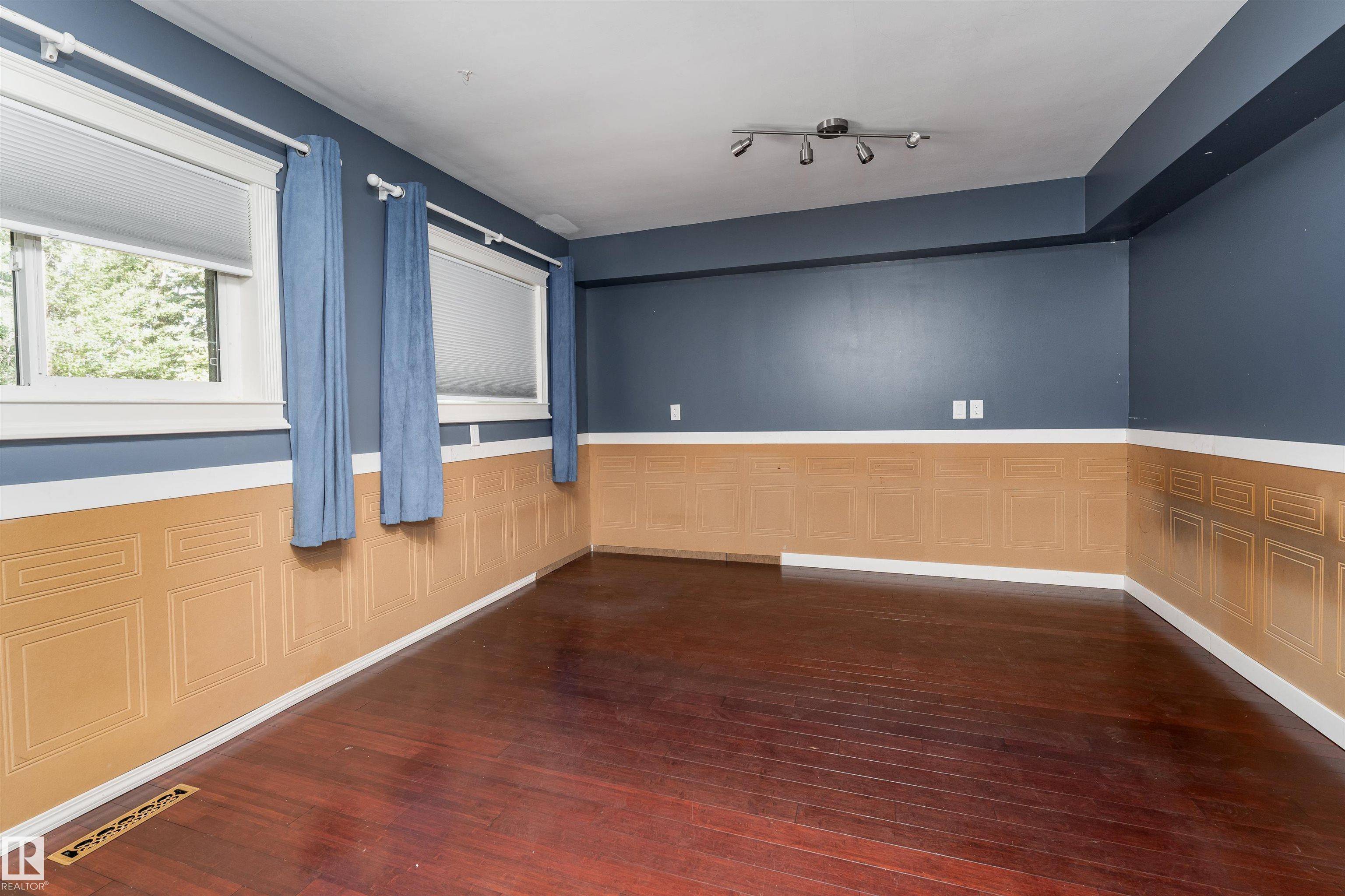 Edmonton, AB T5T 5X9,9712 209 ST NW