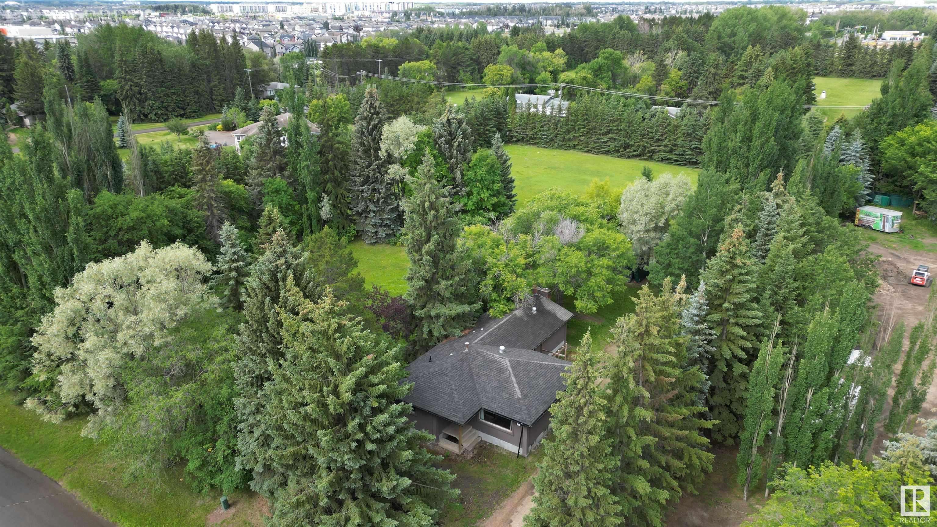 9712 209 ST NW, Edmonton, AB T5T 5X9