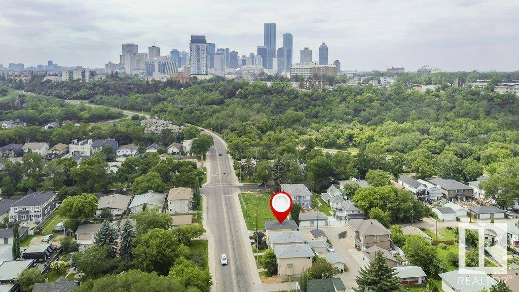 Edmonton, AB T5H 3W4,8818 ROWLAND RD NW