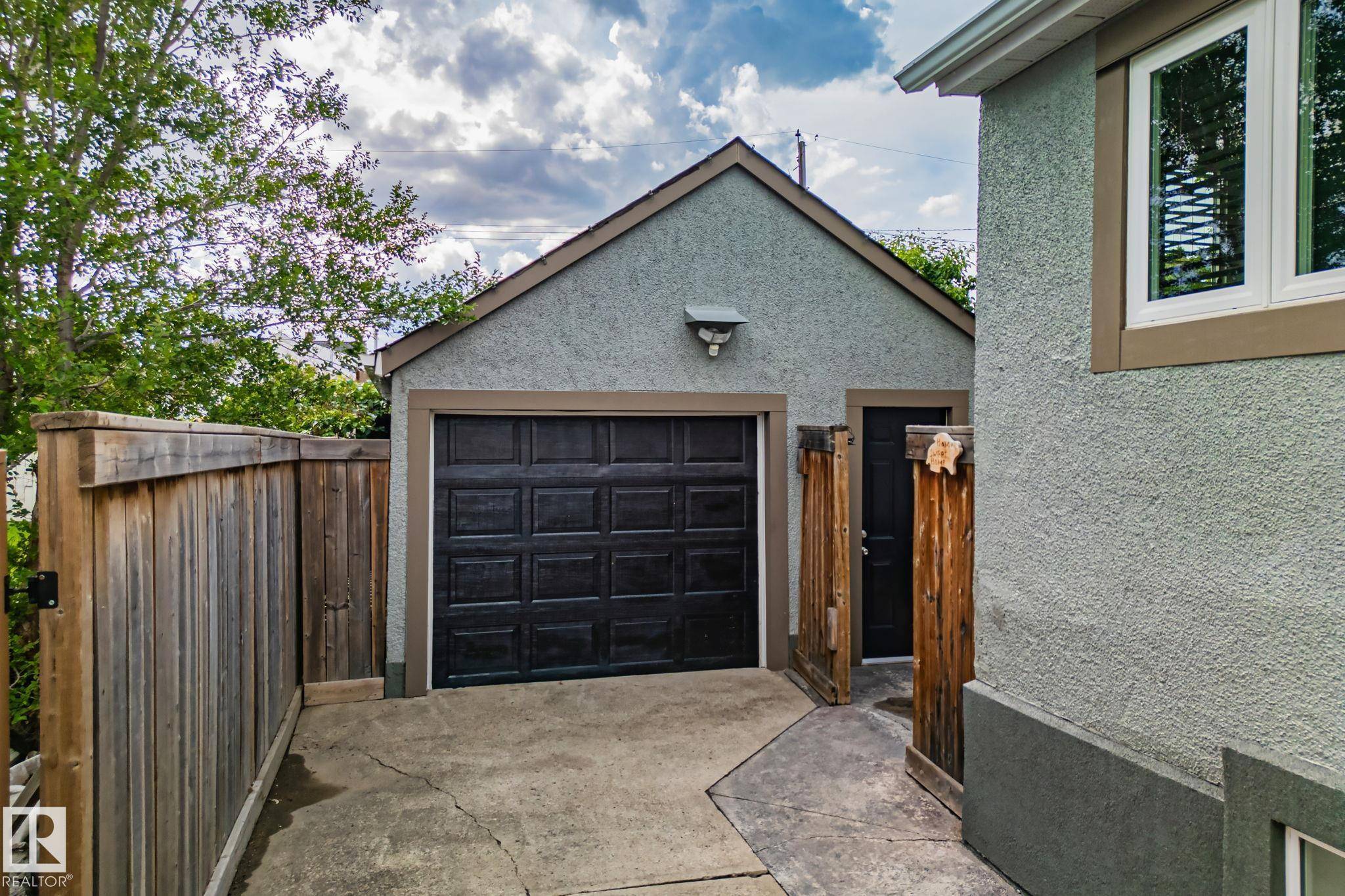 Edmonton, AB T5H 3N6,10950 117 ST NW