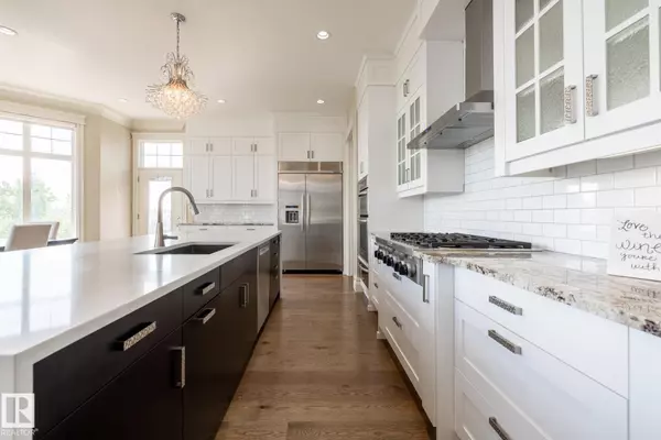 Edmonton, AB T6R 3T1,1018 HOLLANDS PT NW