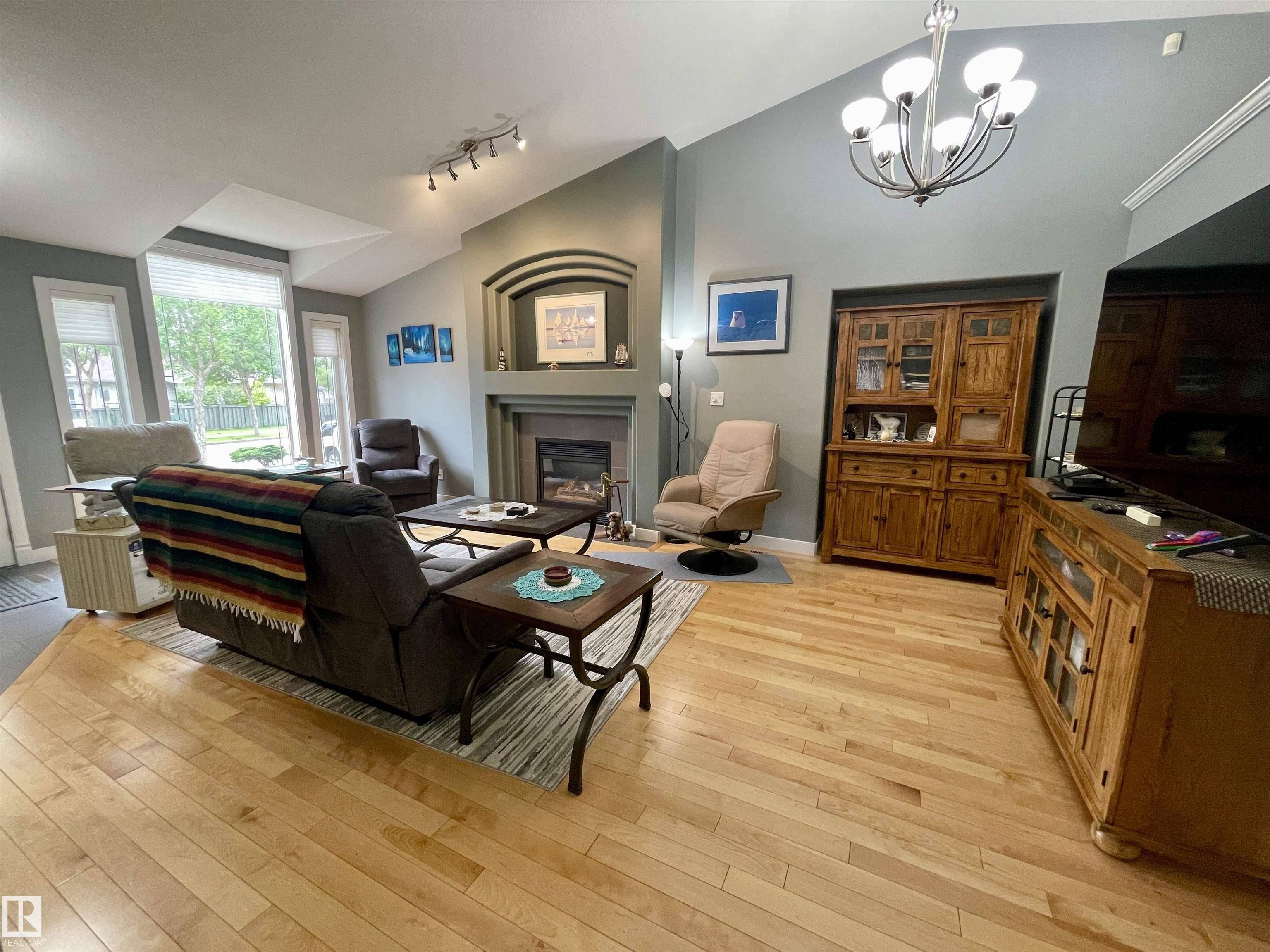 St. Albert, AB T8N 6M2,60 OAKMONT DR