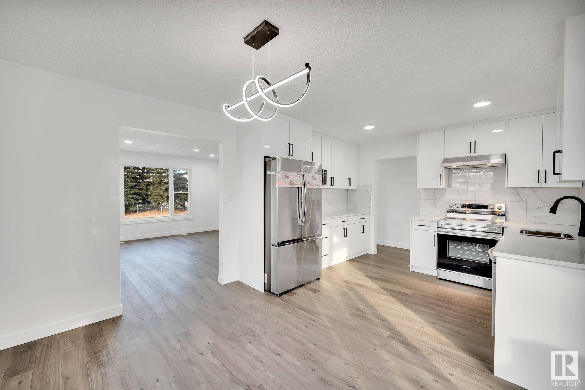 1350 Knottwood Rd E NW NW, Edmonton, AB T6K 2J8
