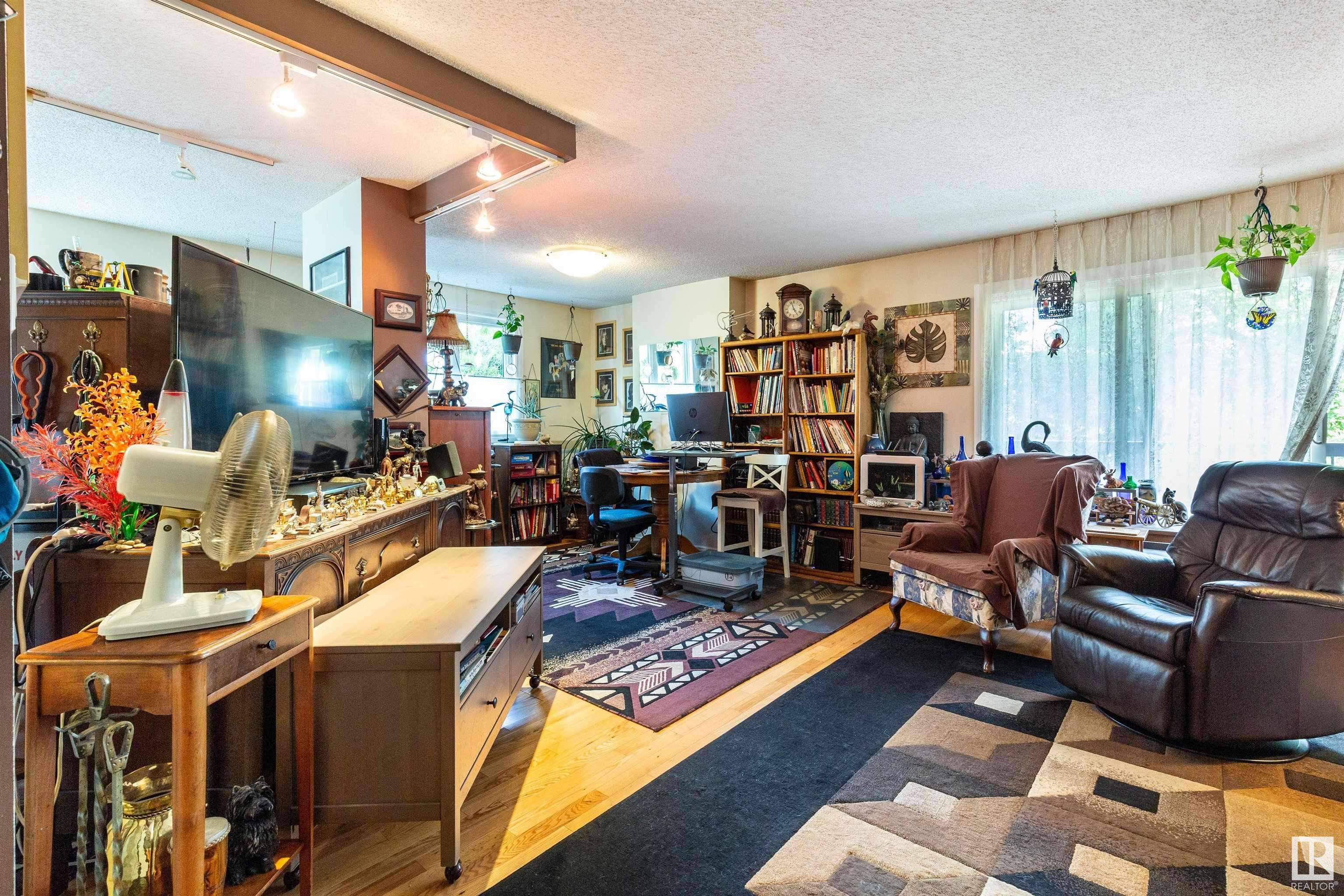 Edmonton, AB T5K 2N9,#404 9929 113 ST NW