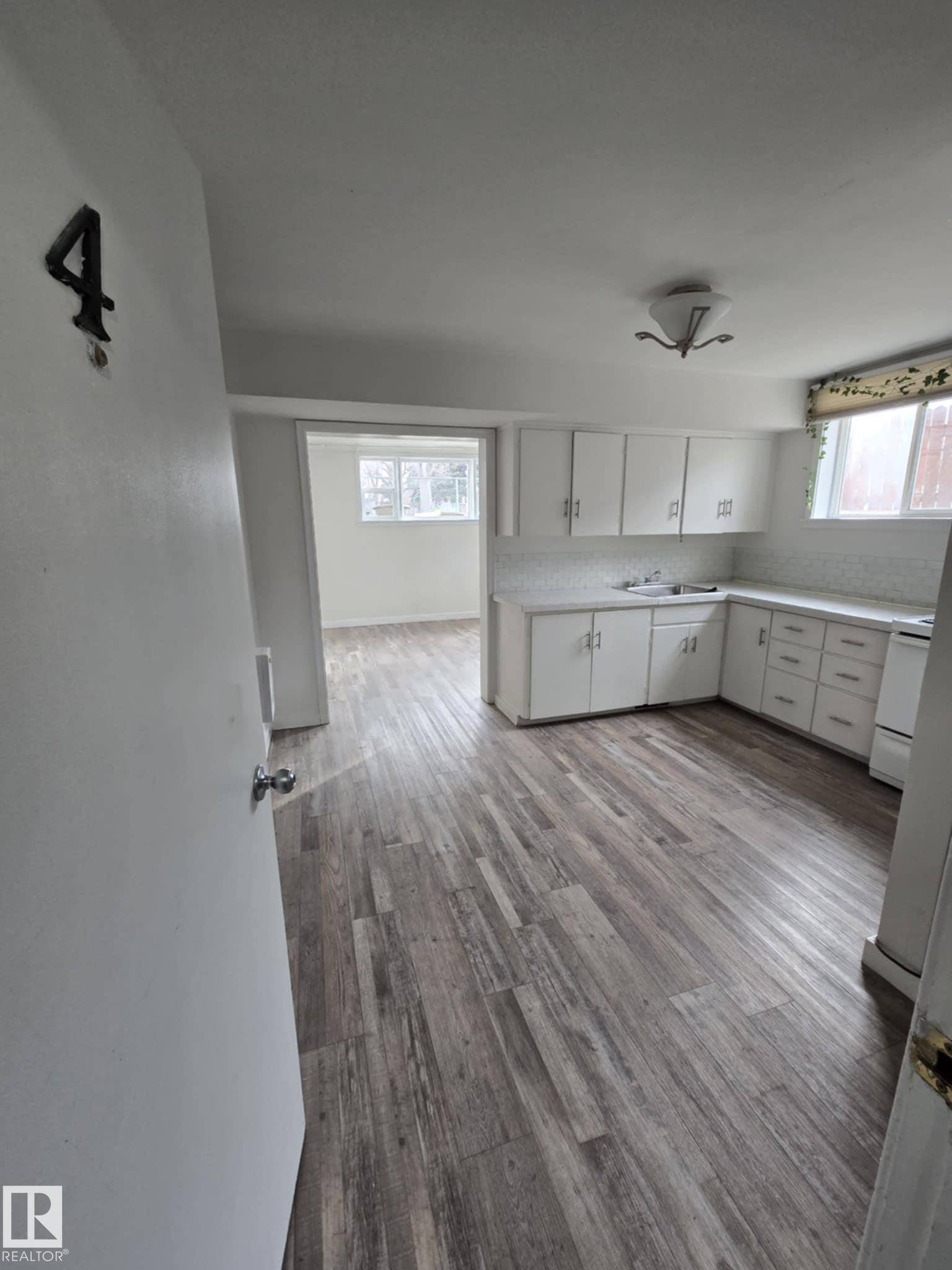 Edmonton, AB T5A 0J8,6422 - 6424 132 AV NW