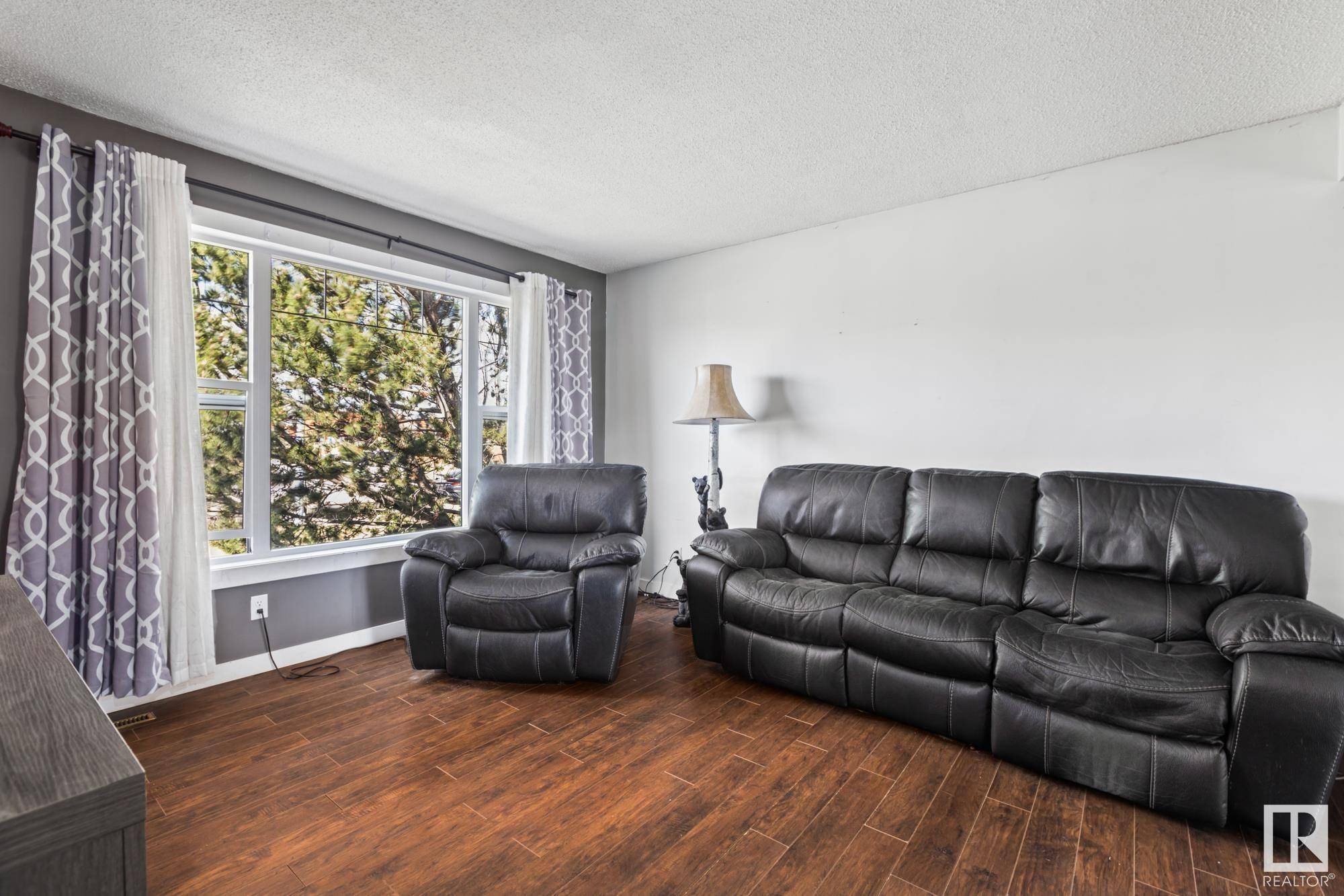 Edmonton, AB T5C 1Y8,7111 130A AV NW