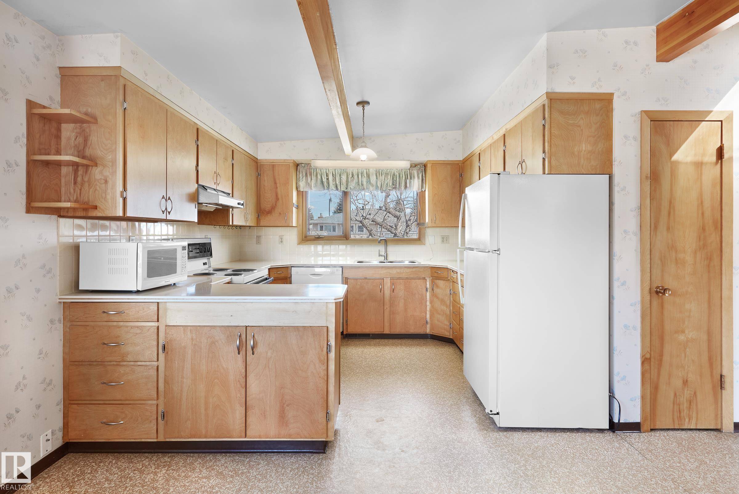 Edmonton, AB T6H 3K7,5551 113 ST NW