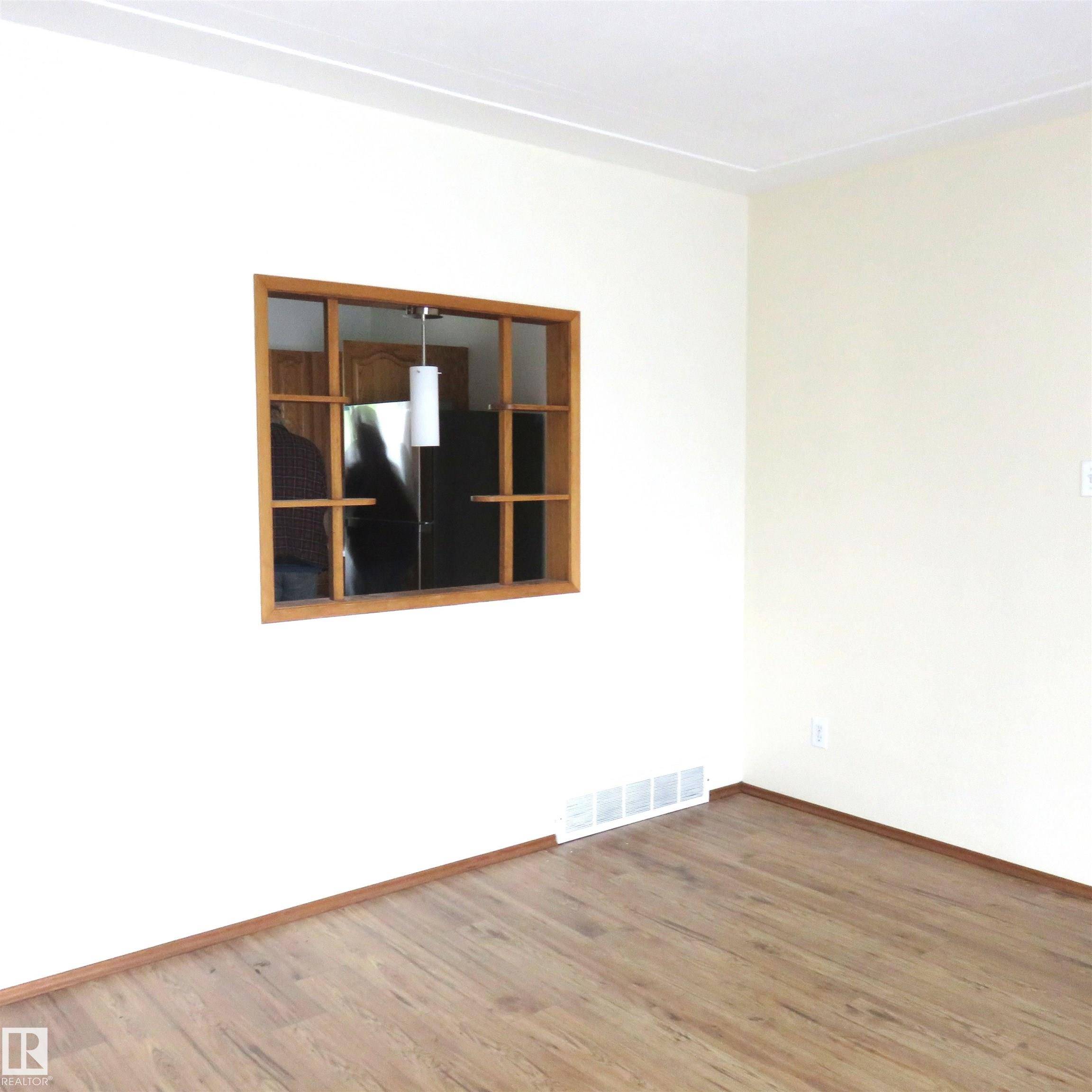 Edmonton, AB T5L 2M1,13719 118 AV NW