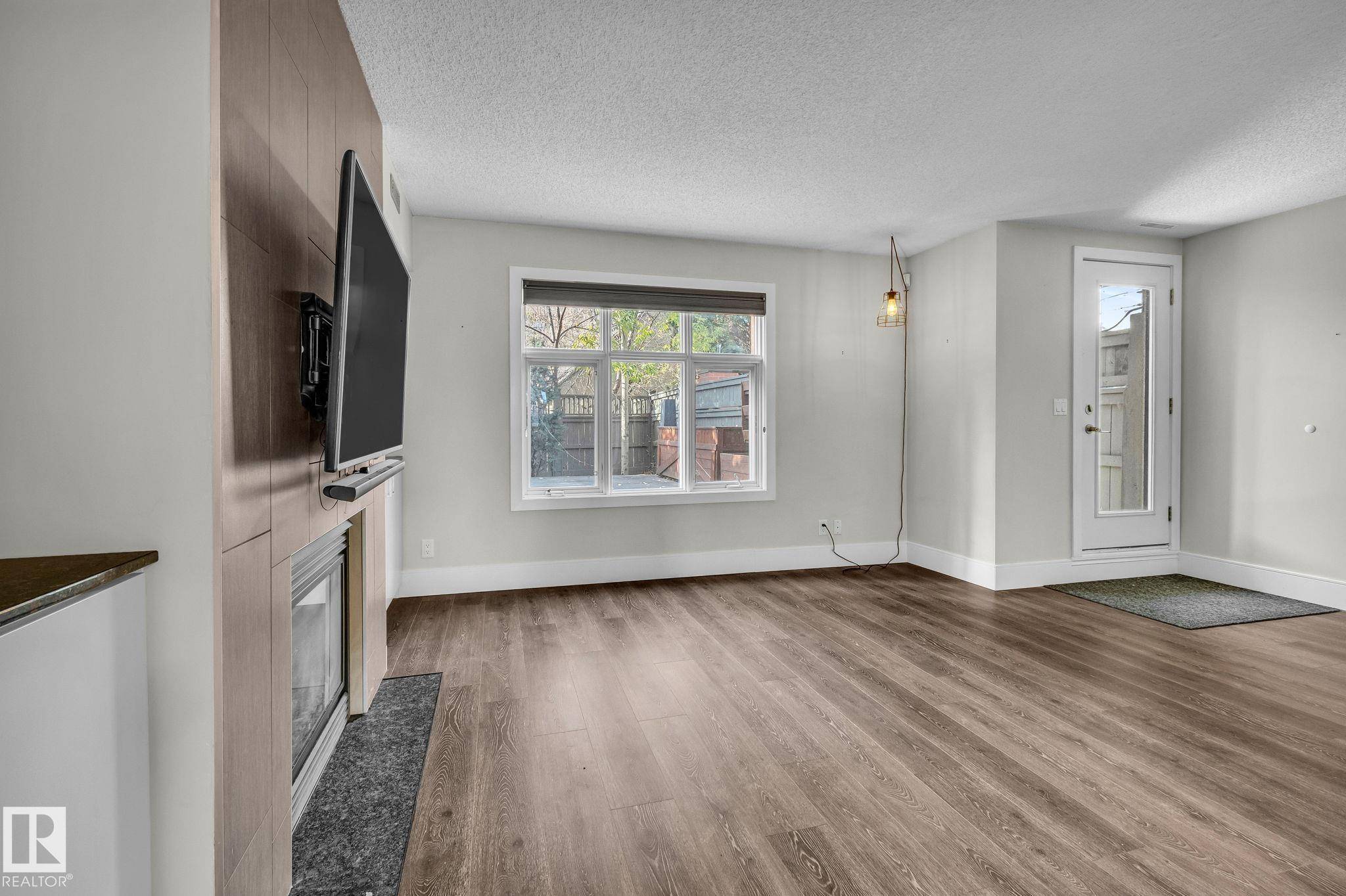 Edmonton, AB T5H 3S8,#6 9026 JASPER AV NW
