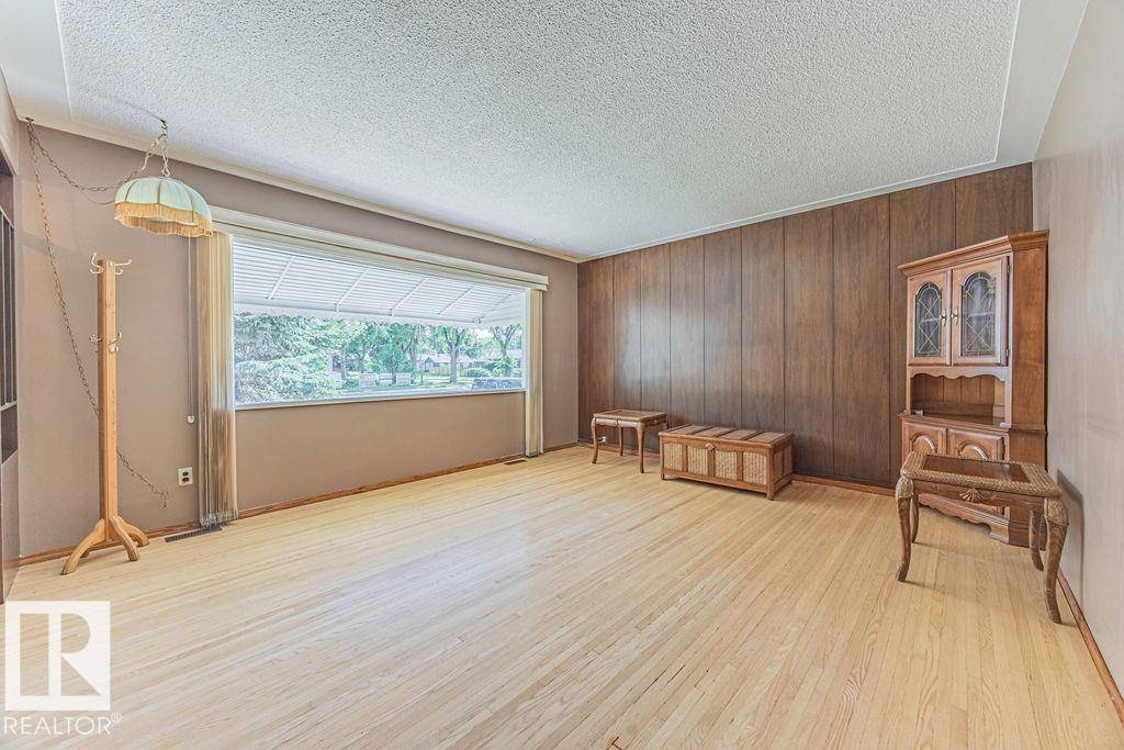 Edmonton, AB T5W 1B9,5116 118 AV NW