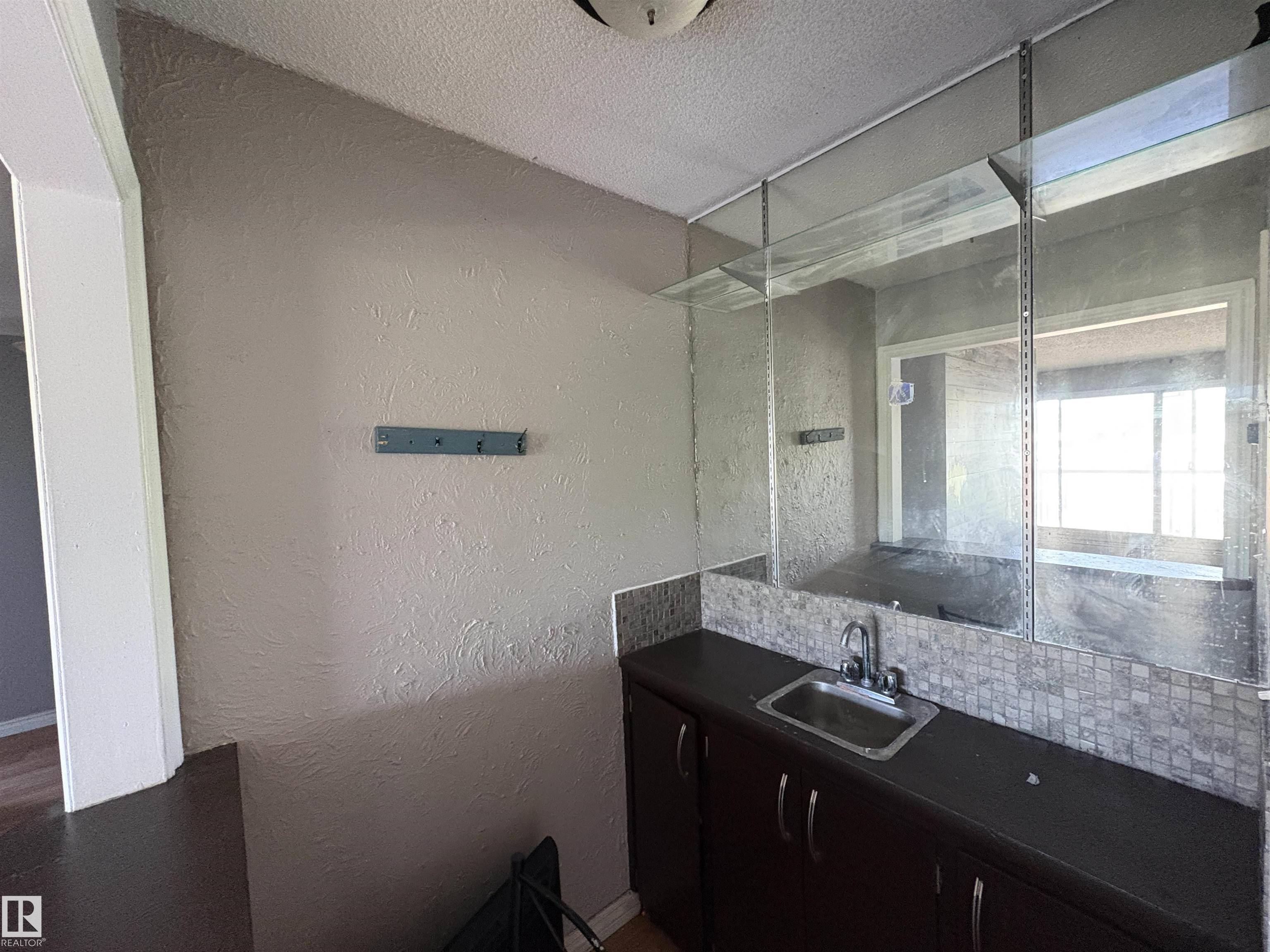 Edmonton, AB T5B 2W4,#301 11919 82 ST NW