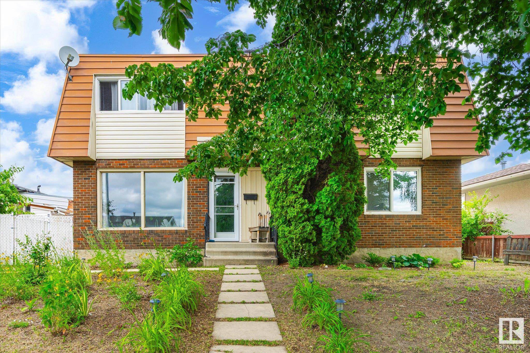 Edmonton, AB T5E 2E8,8612 141 AV NW NW