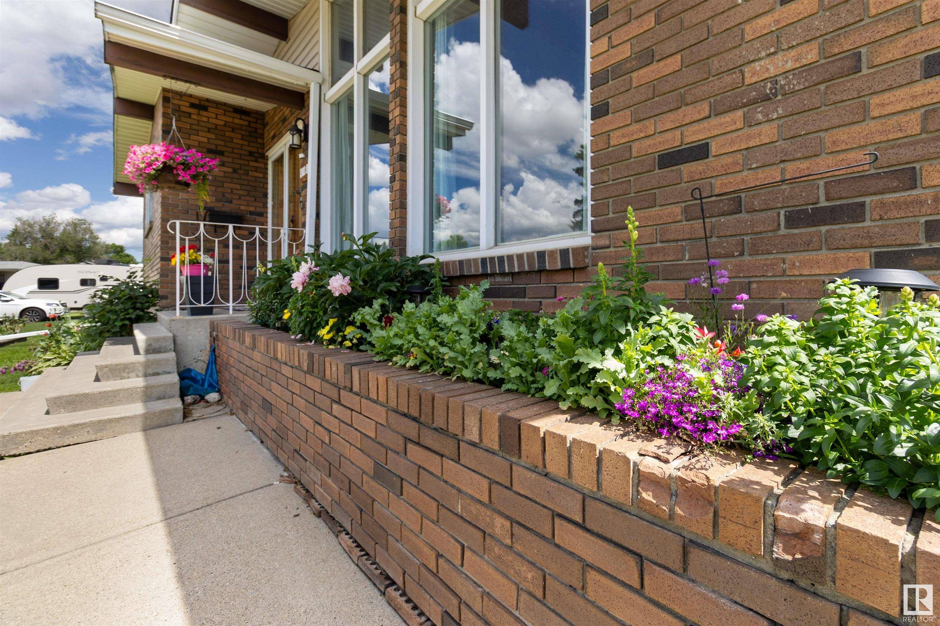 Edmonton, AB T6K 1X7,1303 85 ST NW NW