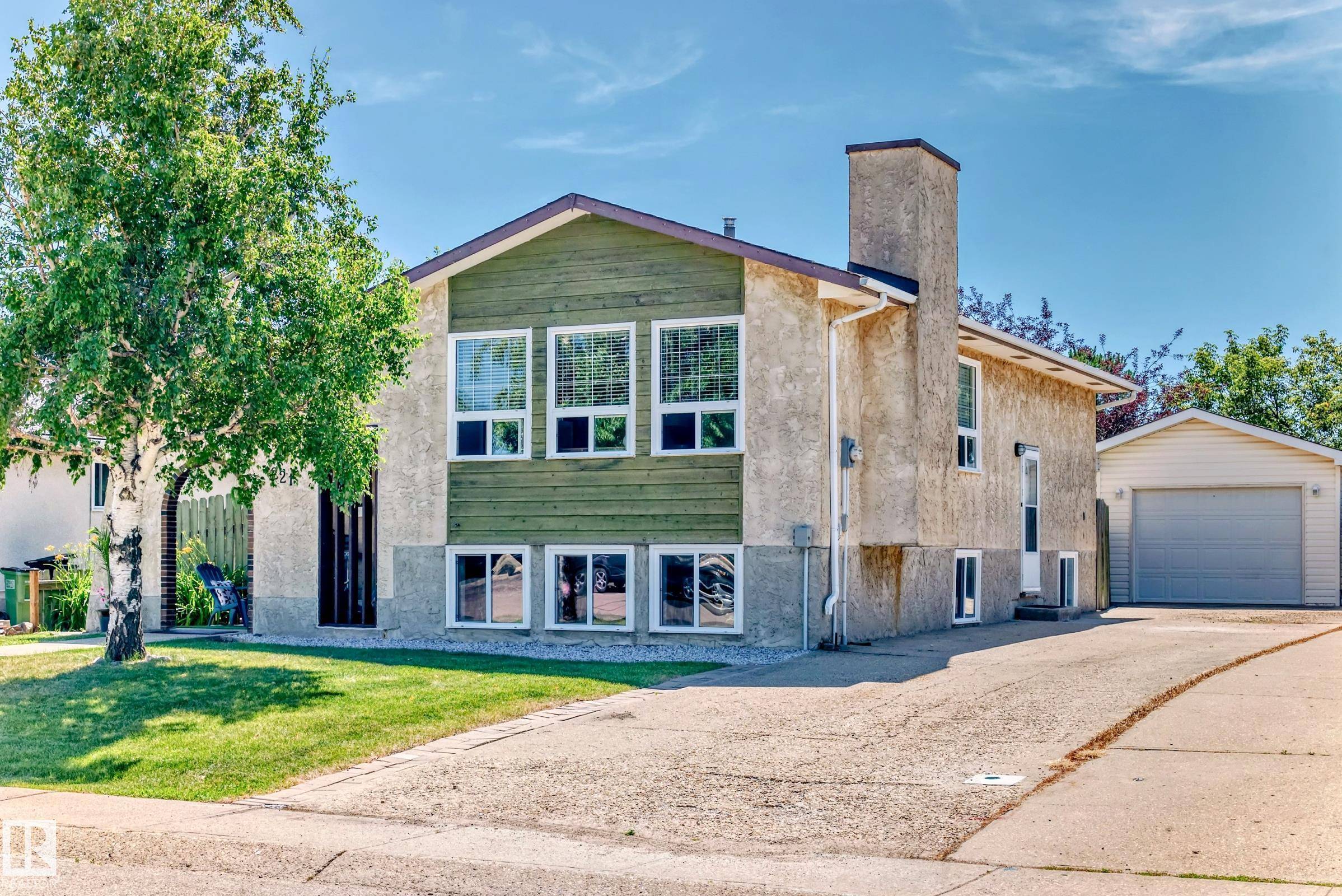 Edmonton, AB T5X 4R1,221 WARWICK RD NW