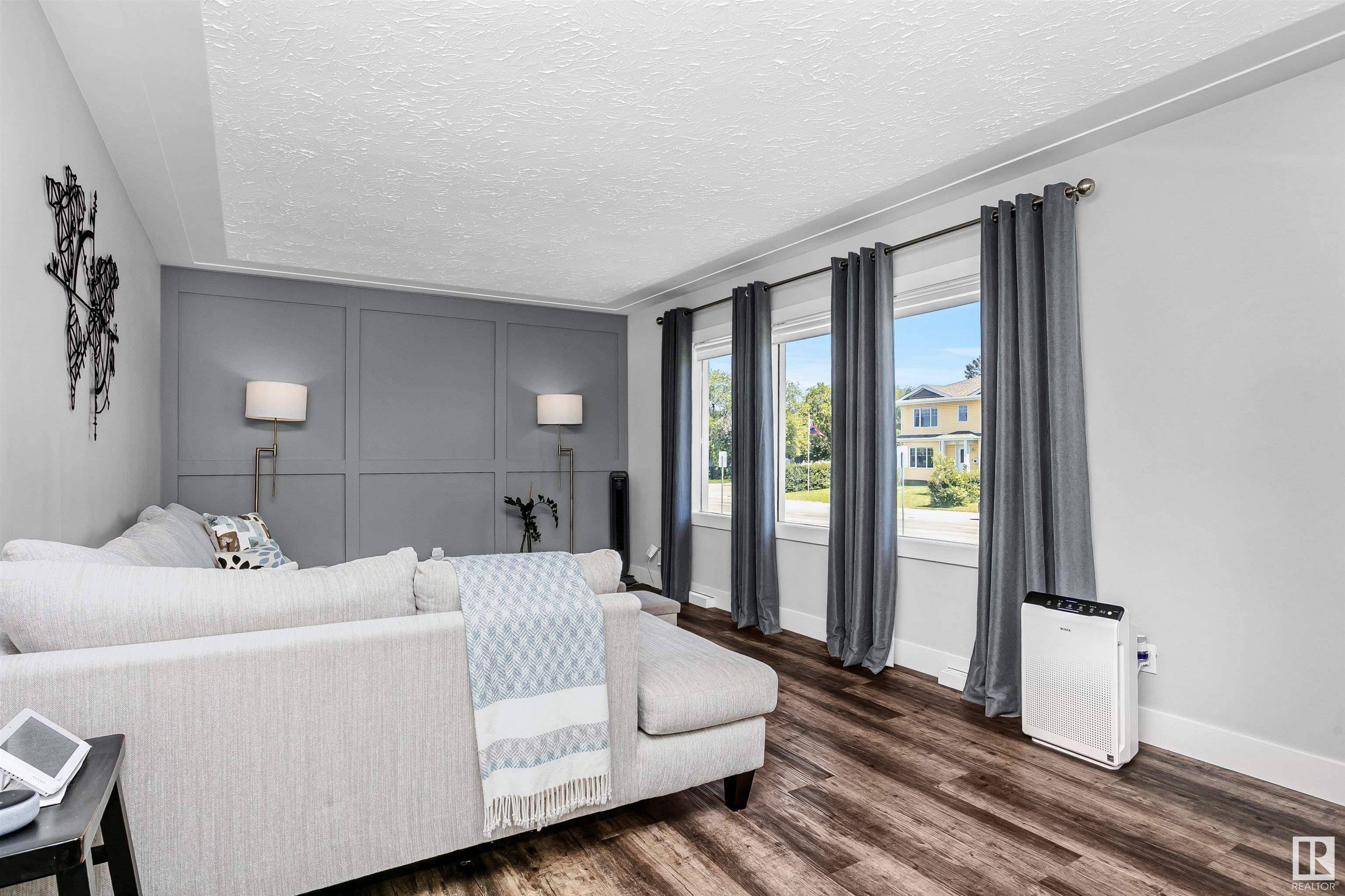 Edmonton, AB T5R 1M4,9146 152 ST NW