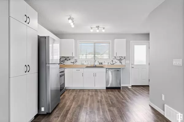Edmonton, AB T6M 3B2,2820 193 ST NW