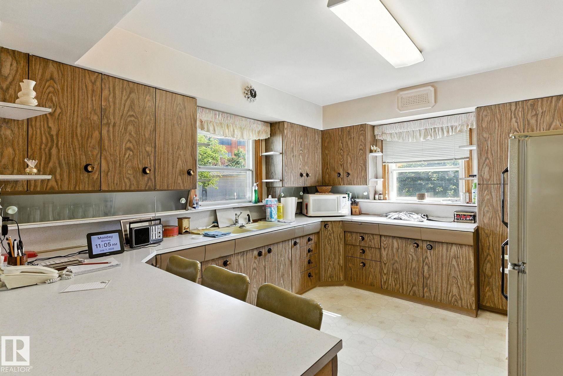 Edmonton, AB T5H 2Z6,11033 107 ST NW