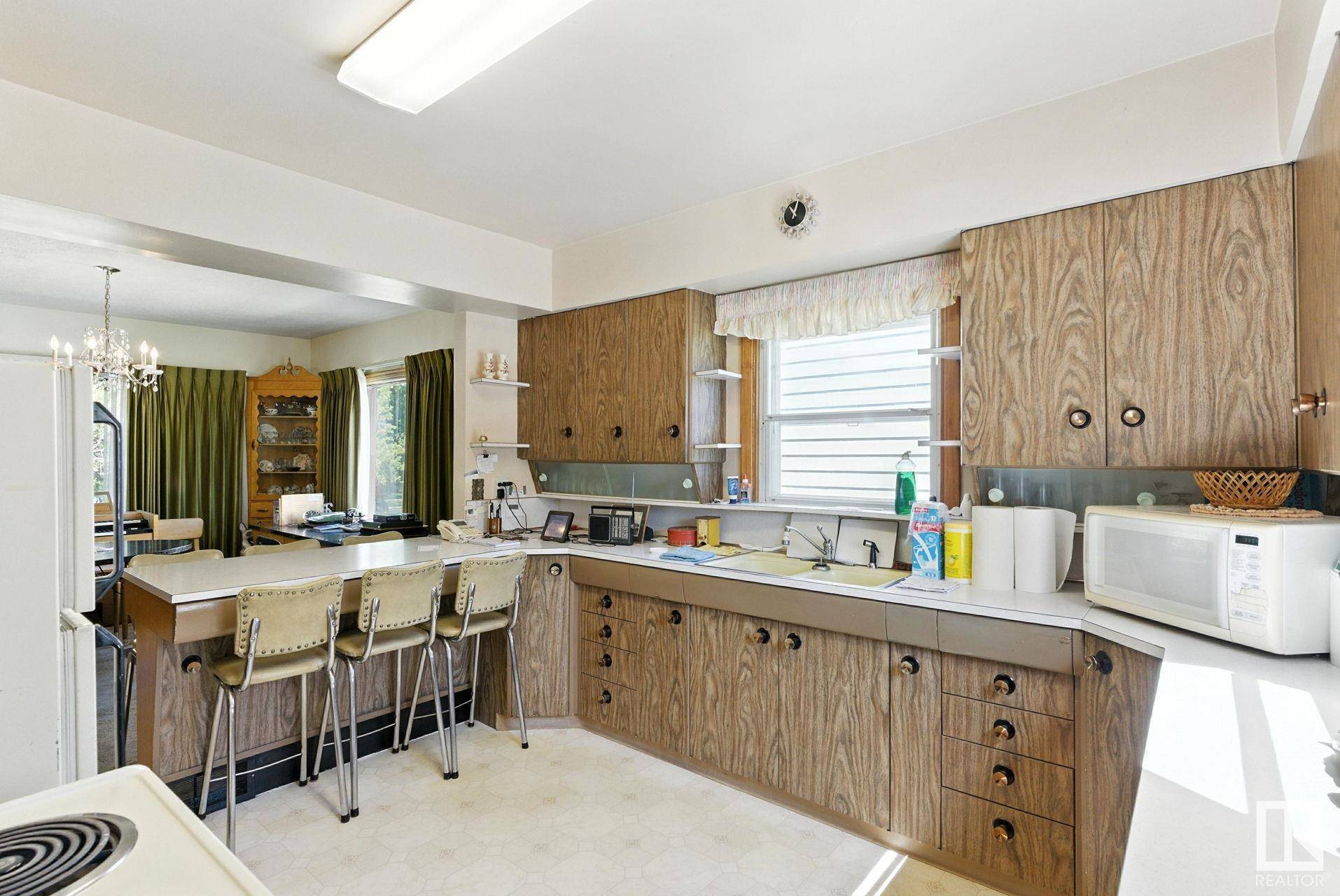 Edmonton, AB T5H 2Z6,11033 107 ST NW
