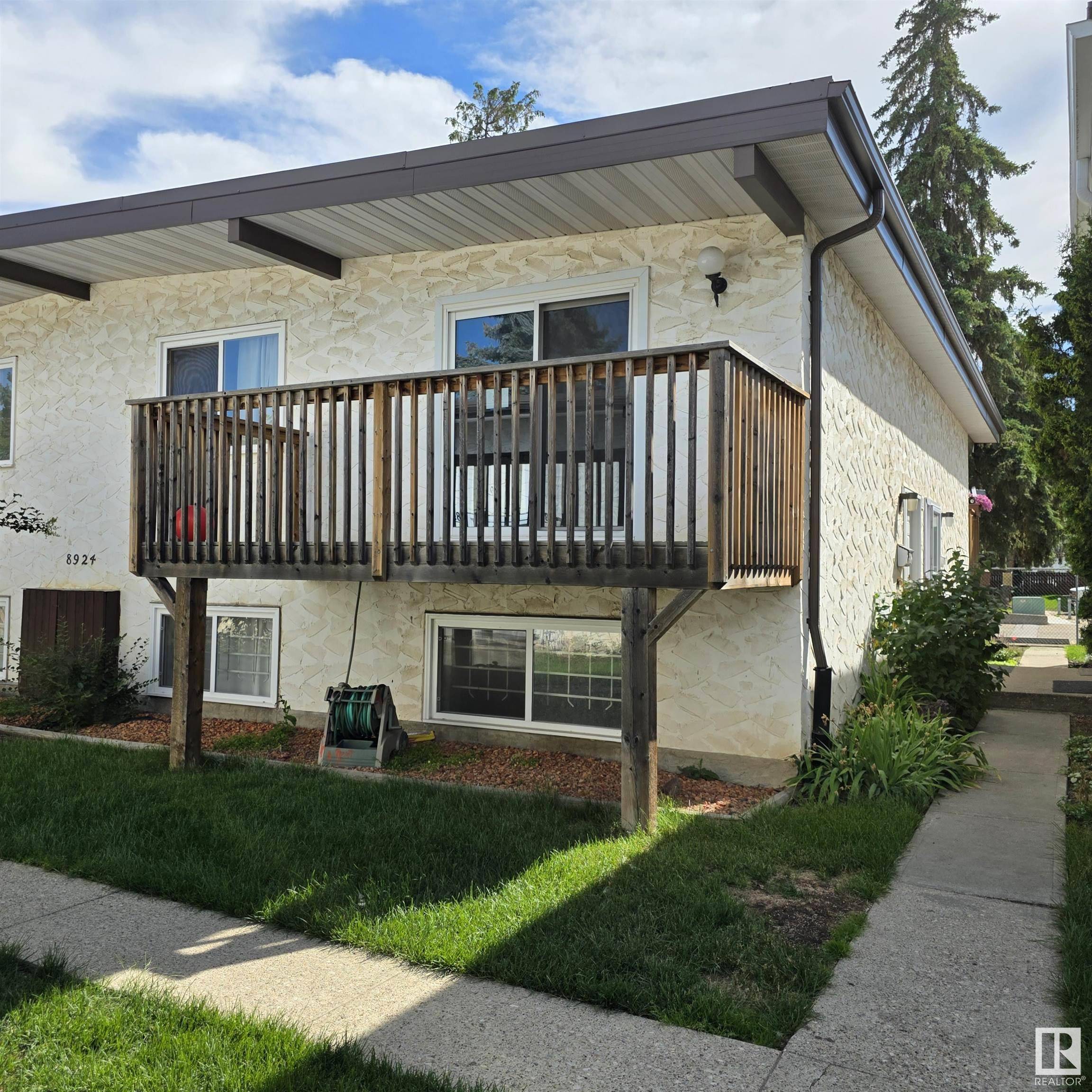 8924B 144 AV NW, Edmonton, AB T5E 5V4