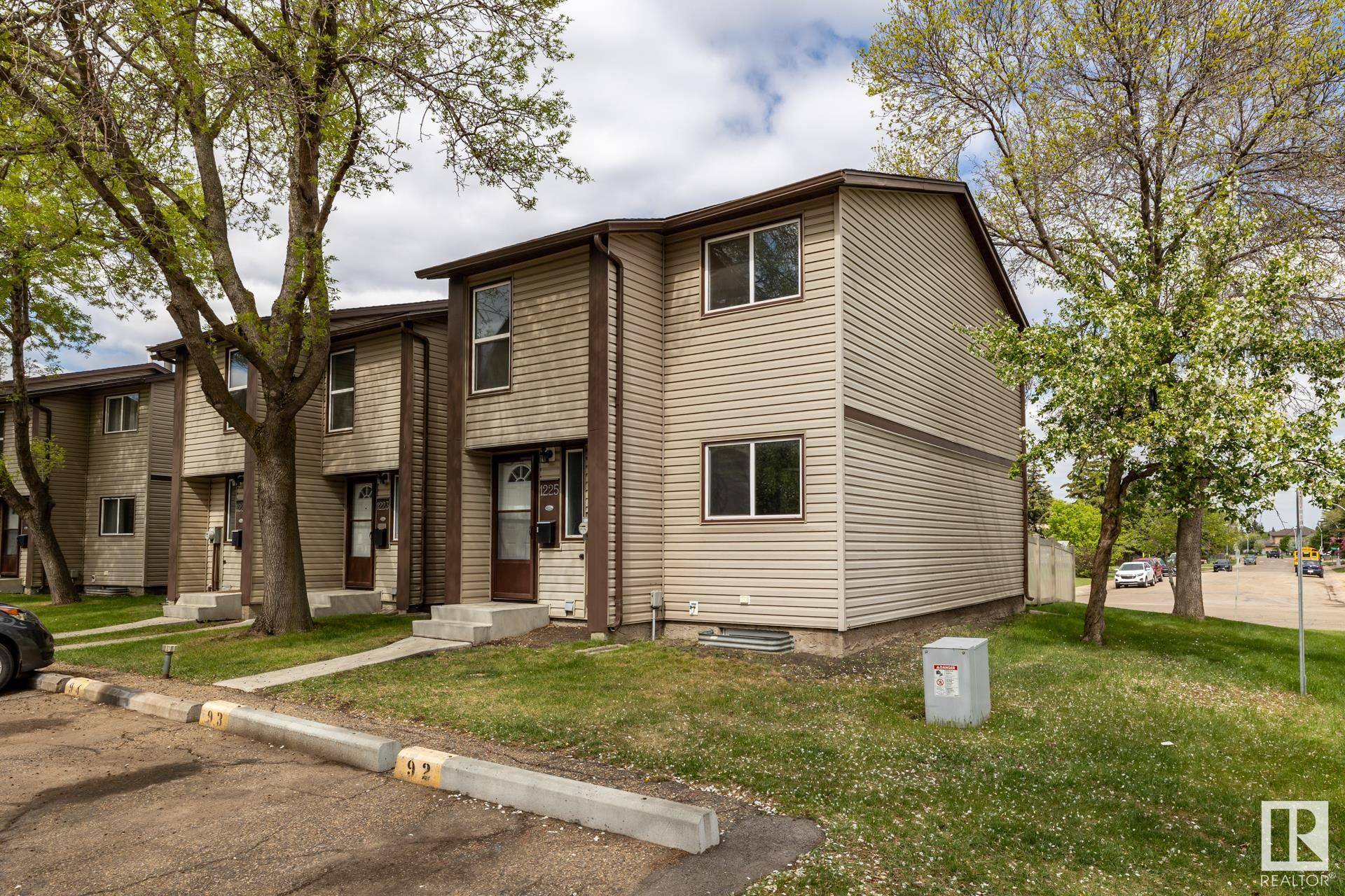 1225 HOOKE RD NW, Edmonton, AB T5A 4A5